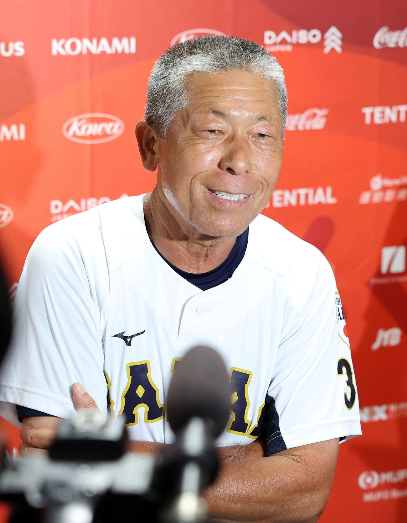試合前、報道陣の質問に答える日本・小倉監督（撮影・鈴木正人）