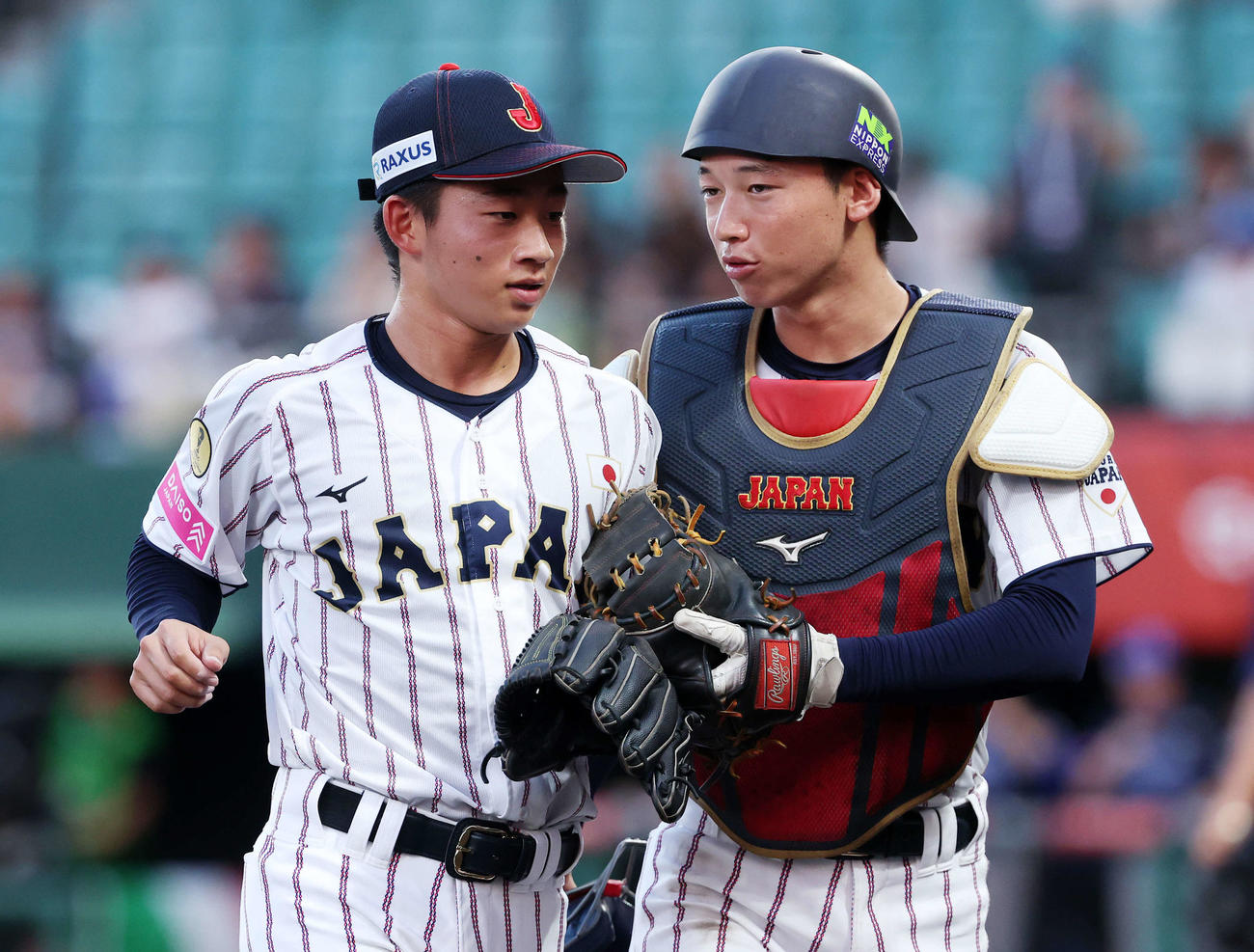 イタリア対日本　1回表、イタリアのの攻撃を抑えベンチに引き揚げる日本・森下（左）と横山（撮影・鈴木正人）