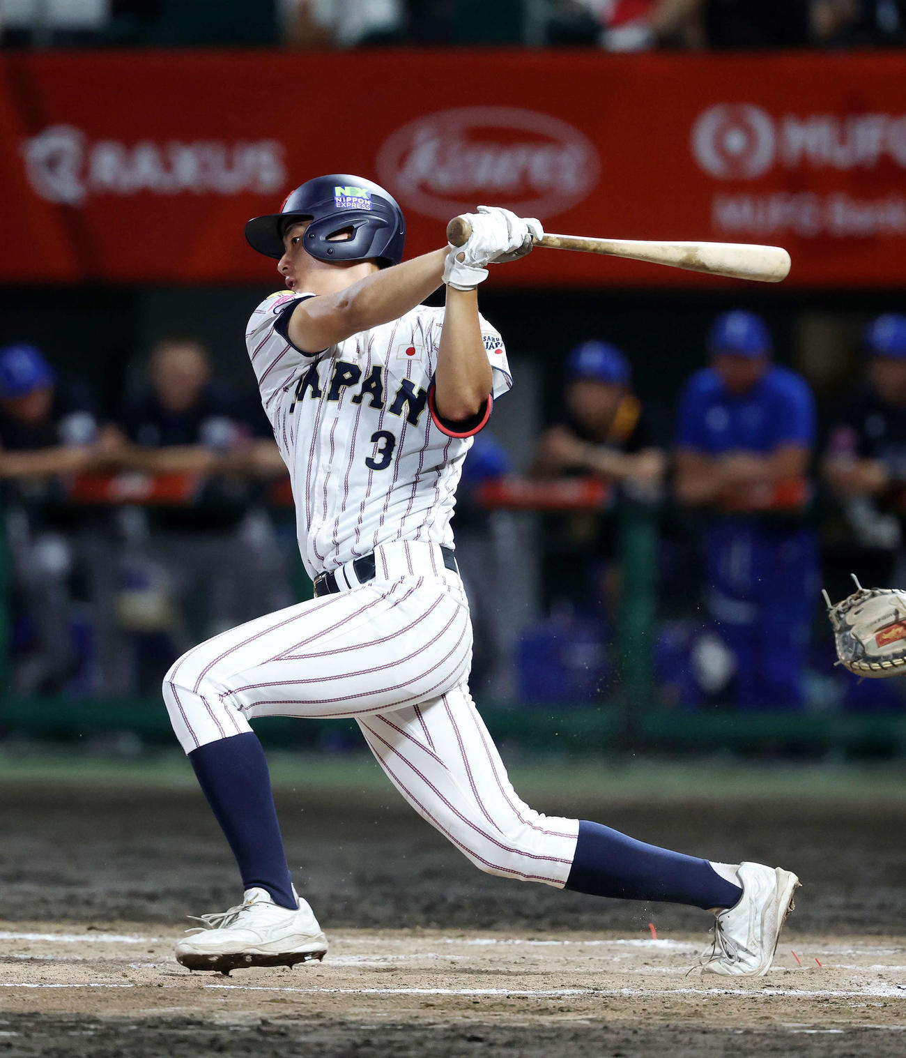 イタリア対日本　2回裏日本2死、今岡は左前打を放つ（撮影・鈴木正人）