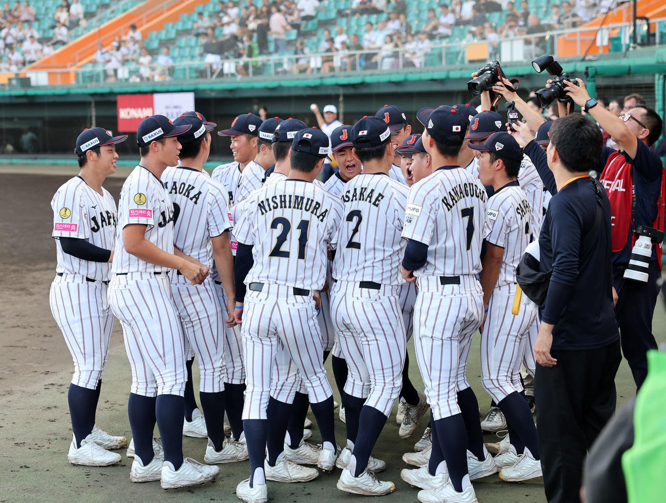 イタリア対日本　試合前、円陣を組む日本の選手たち（撮影・鈴木正人）