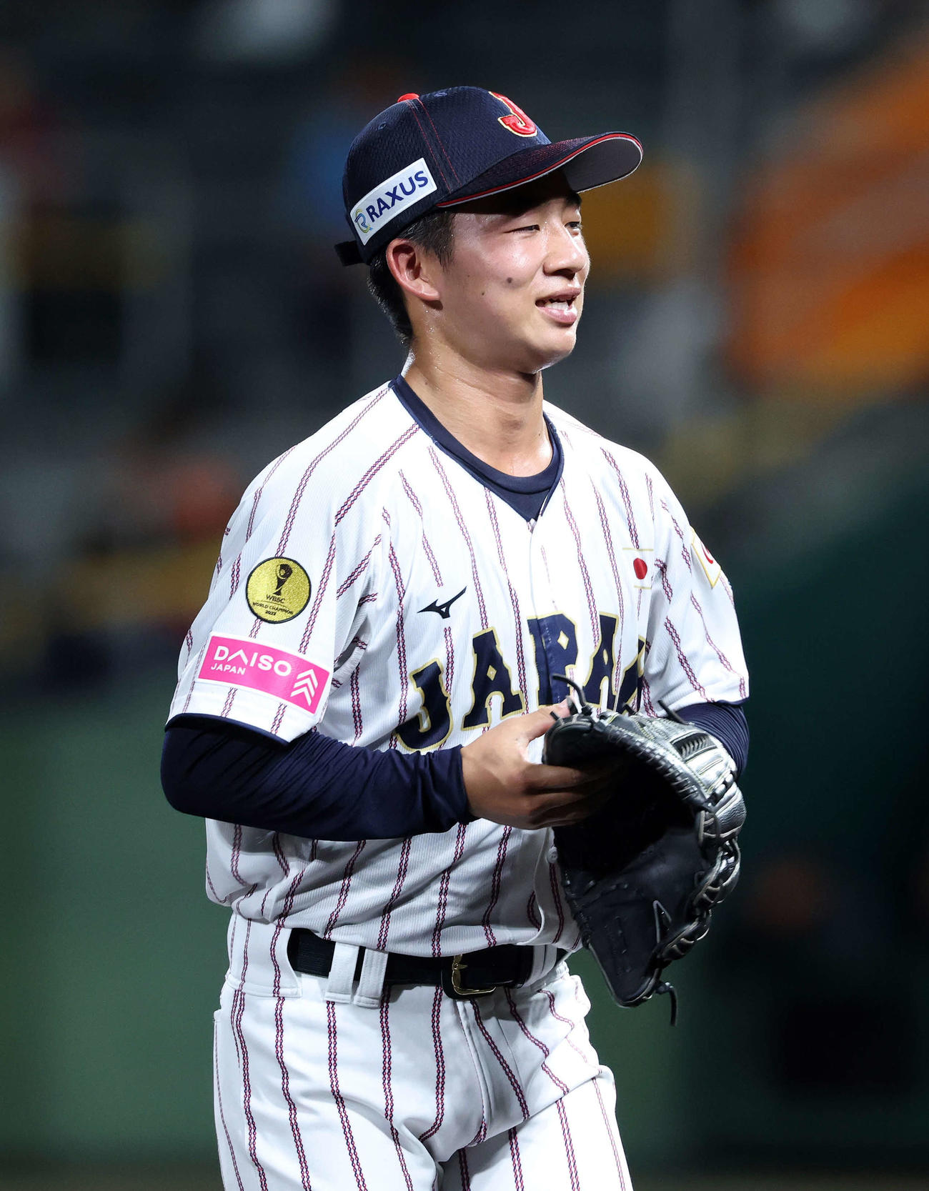 イタリア対日本　3回表、イタリアのの攻撃を抑えベンチに引き揚げる日本・森下（撮影・鈴木正人）