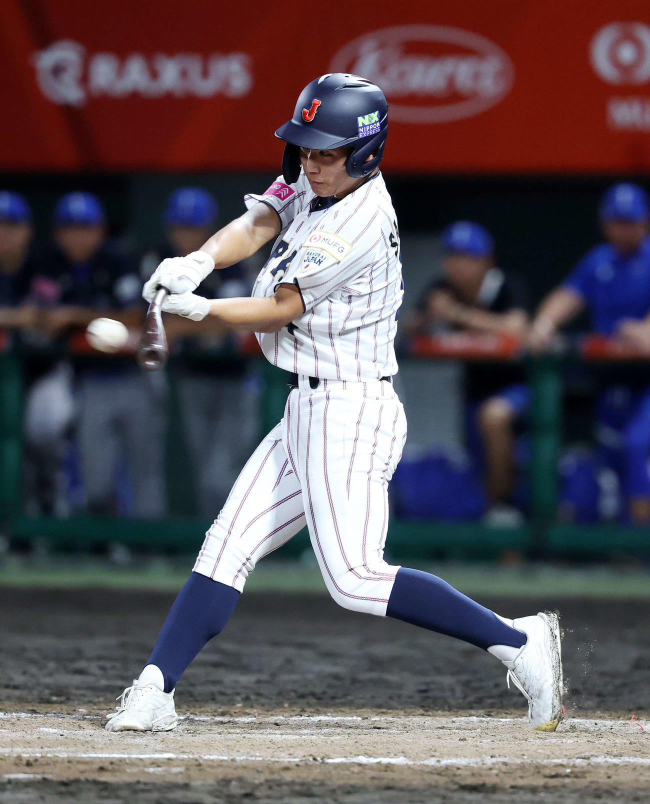 イタリア対日本　6回裏日本2死一塁、坂本は中前打を放つ（撮影・鈴木正人）