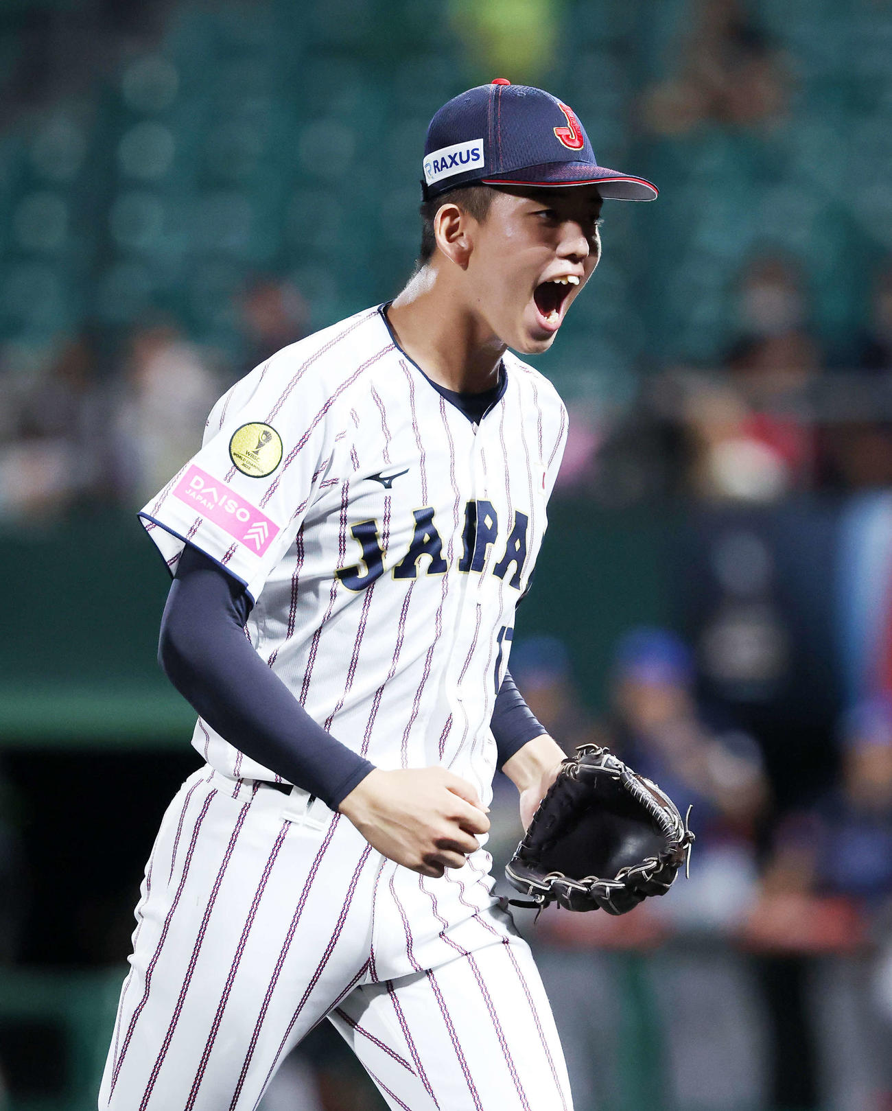 イタリア対日本　6回表、イタリアの攻撃を抑え雄たけびを上げる日本・早瀬（撮影・鈴木正人）