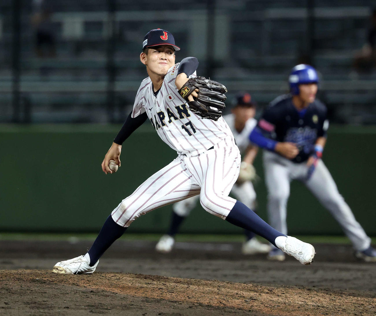 イタリア対日本　力投する日本2番手の早瀬（撮影・鈴木正人）