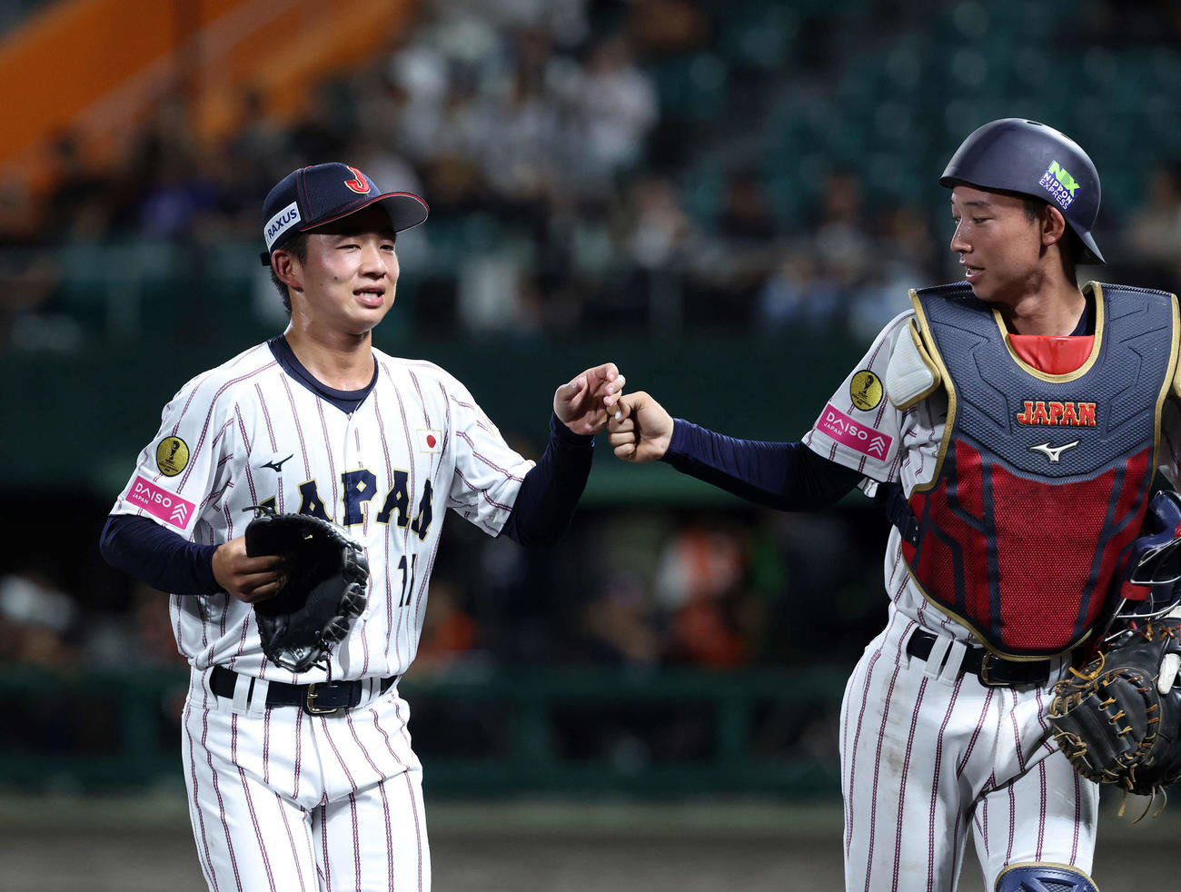 イタリア対日本　3回表、イタリアのの攻撃を抑えグータッチする日本・森下（左）と横山（撮影・鈴木正人）