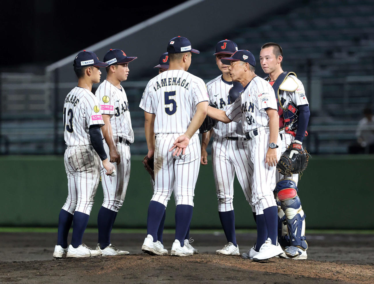 イタリア対日本　6回表、マウンドに集まる日本・小倉監督（右から2人目）と選手たち（撮影・鈴木正人）