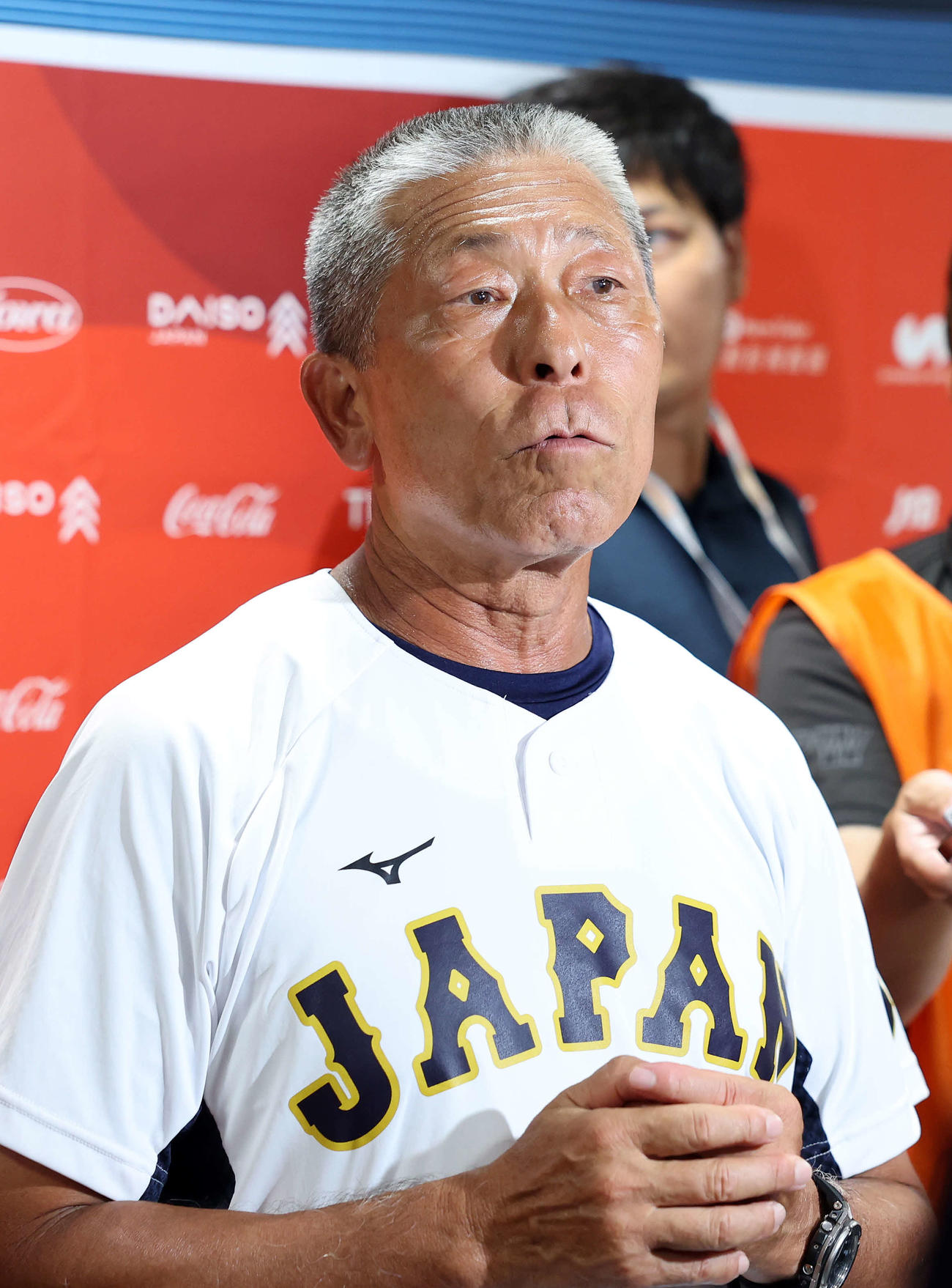 試合前、報道陣の質問に答える日本・小倉監督（撮影・鈴木正人）