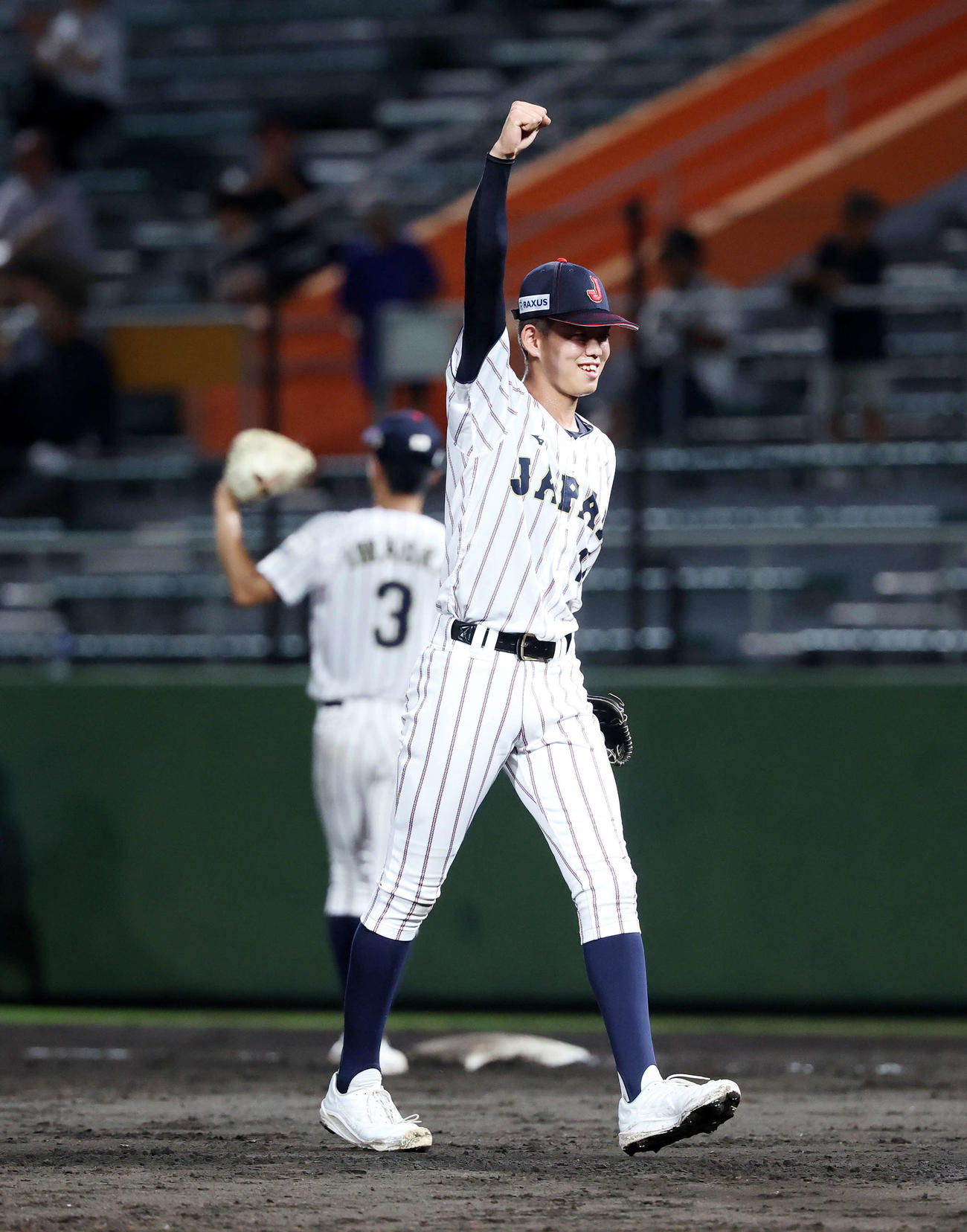 イタリア対日本　勝利しガッツポーズする早瀬（撮影・鈴木正人）