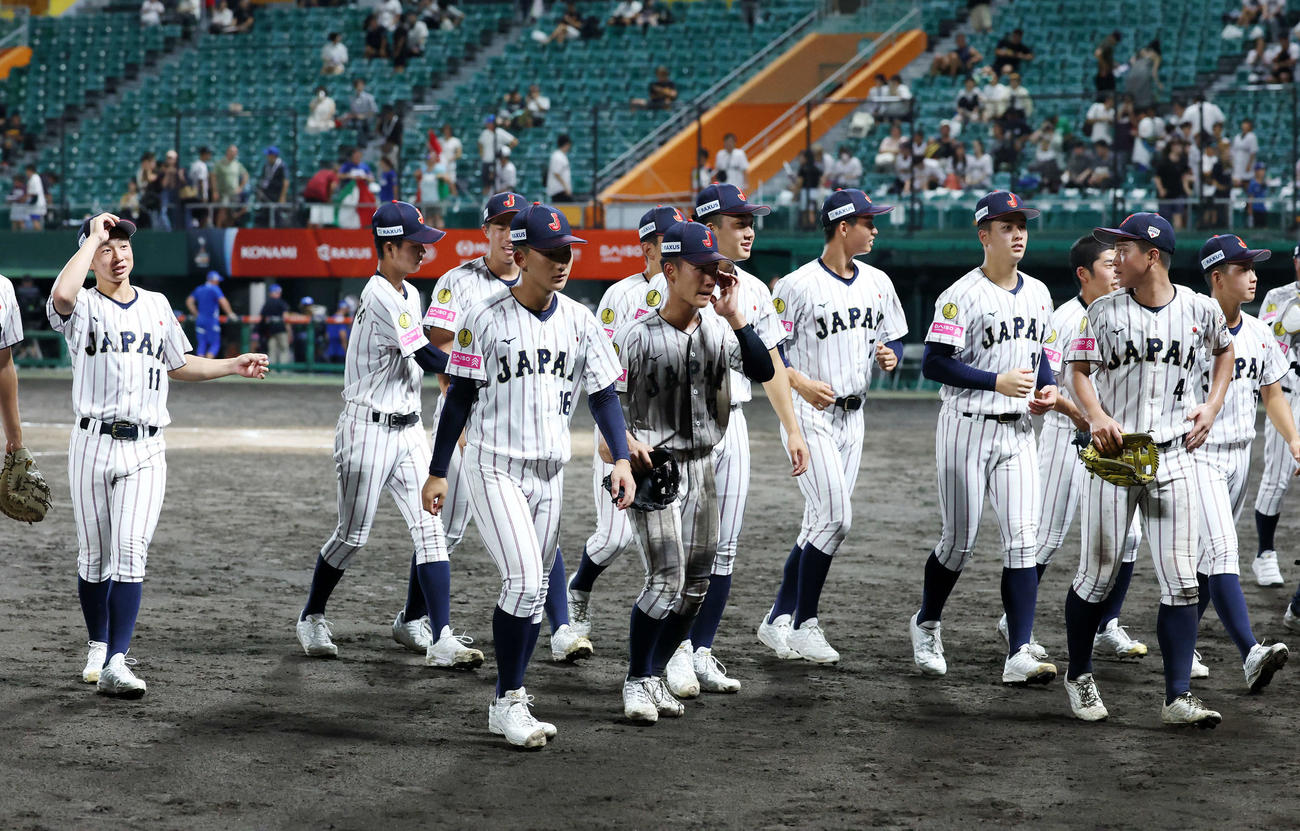 イタリア対日本　勝利し引き揚げる日本の選手たち（撮影・鈴木正人）