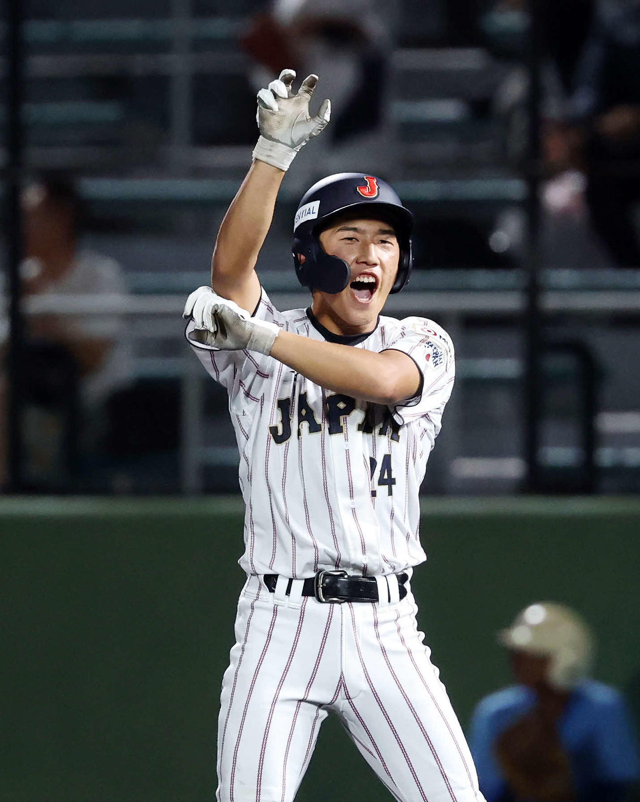 イタリア対日本　6回裏日本2死一塁、坂本は中前打を放ちシーサーポーズ（撮影・鈴木正人）