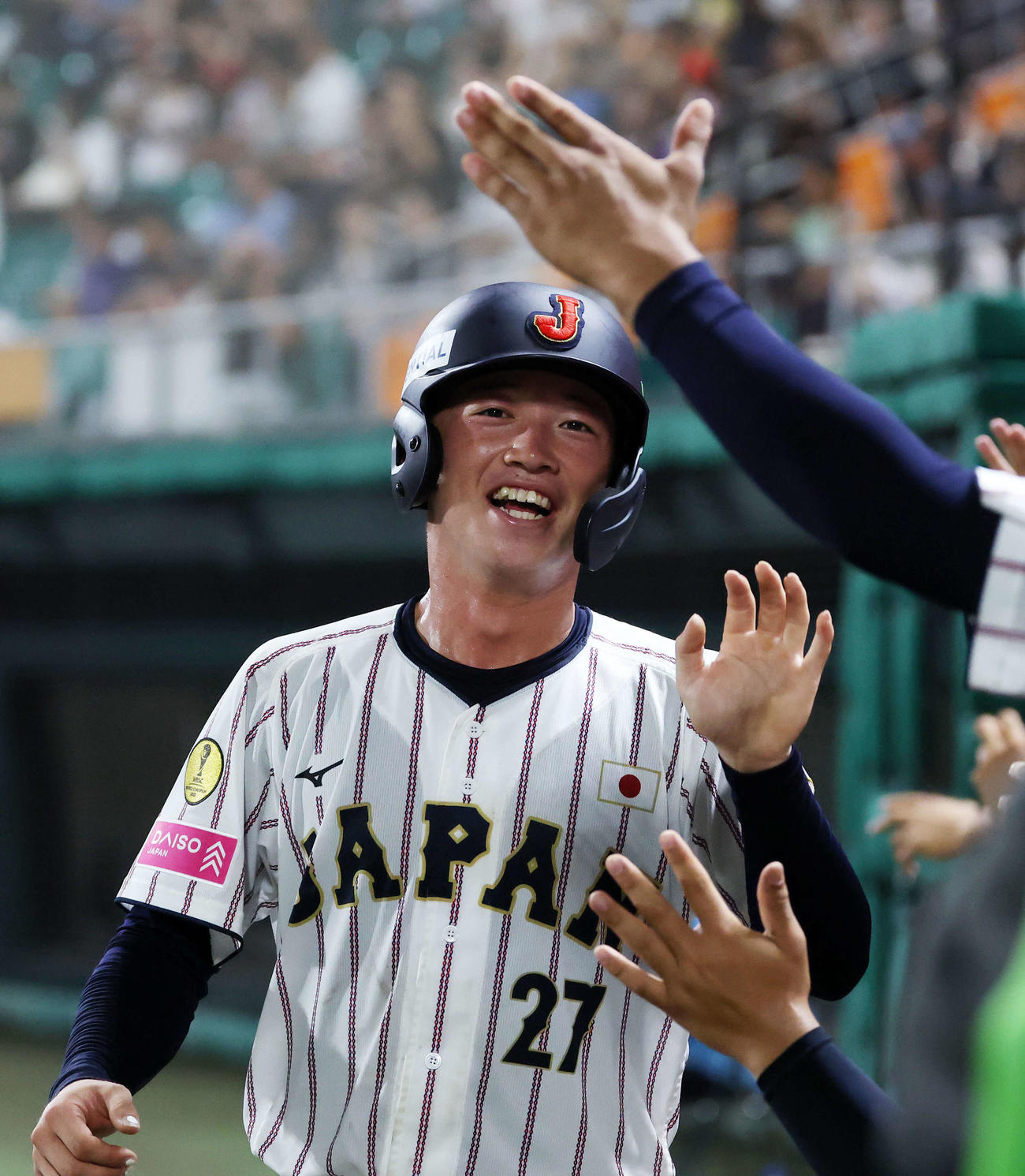 イタリア対日本　6回裏日本2死満塁、相手の2失策で横山が生還しベンチ前で喜ぶ（撮影・鈴木正人）