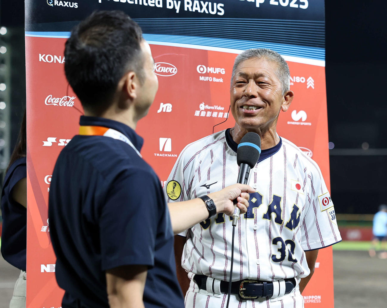 イタリア対日本　勝利しインタビューを受ける日本・小倉監督（撮影・鈴木正人）