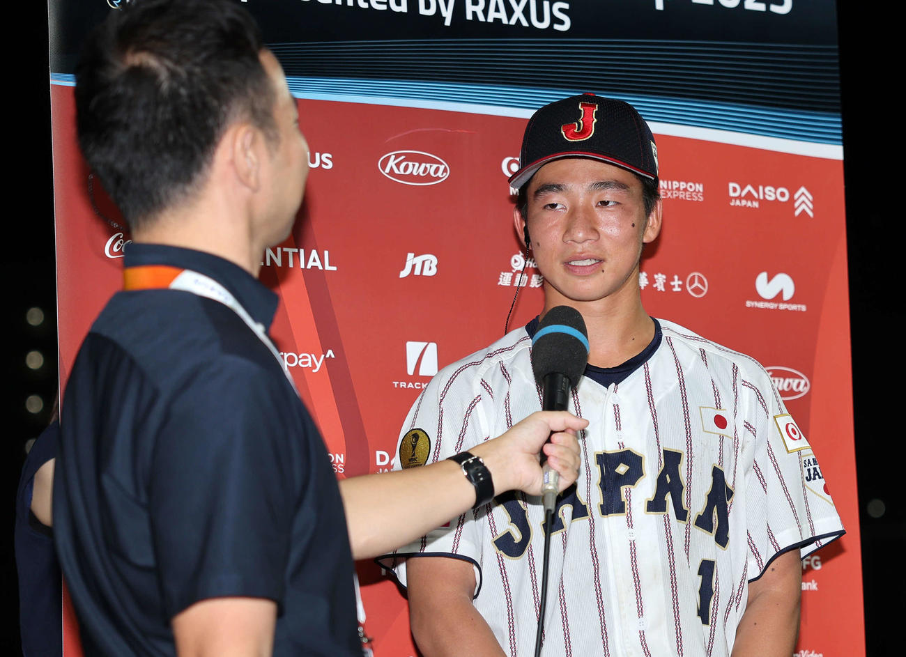 イタリア対日本　勝利しインタビューを受ける日本・森下（撮影・鈴木正人）