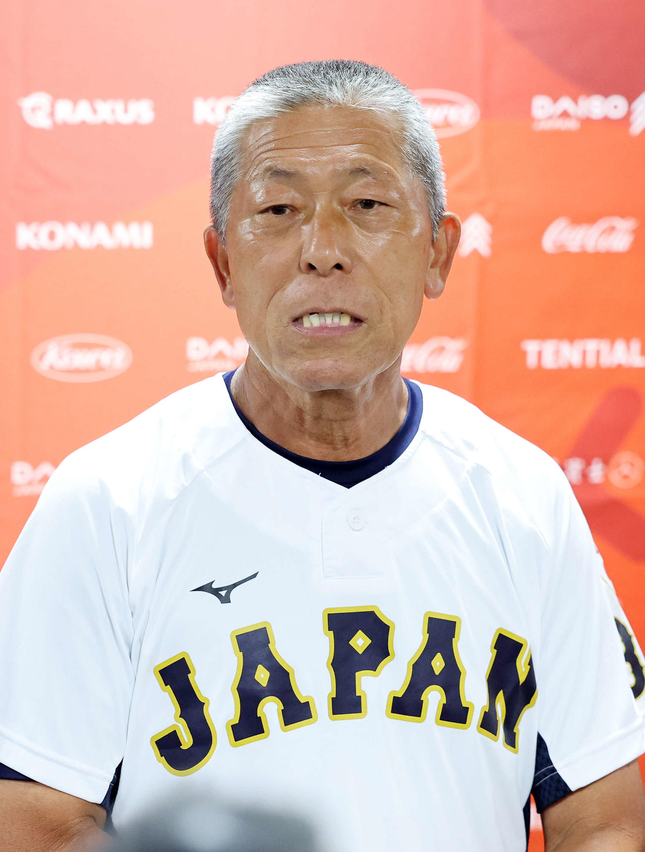 韓国対日本　試合前、報道陣の質問に答える日本・小倉監督（撮影・鈴木正人）