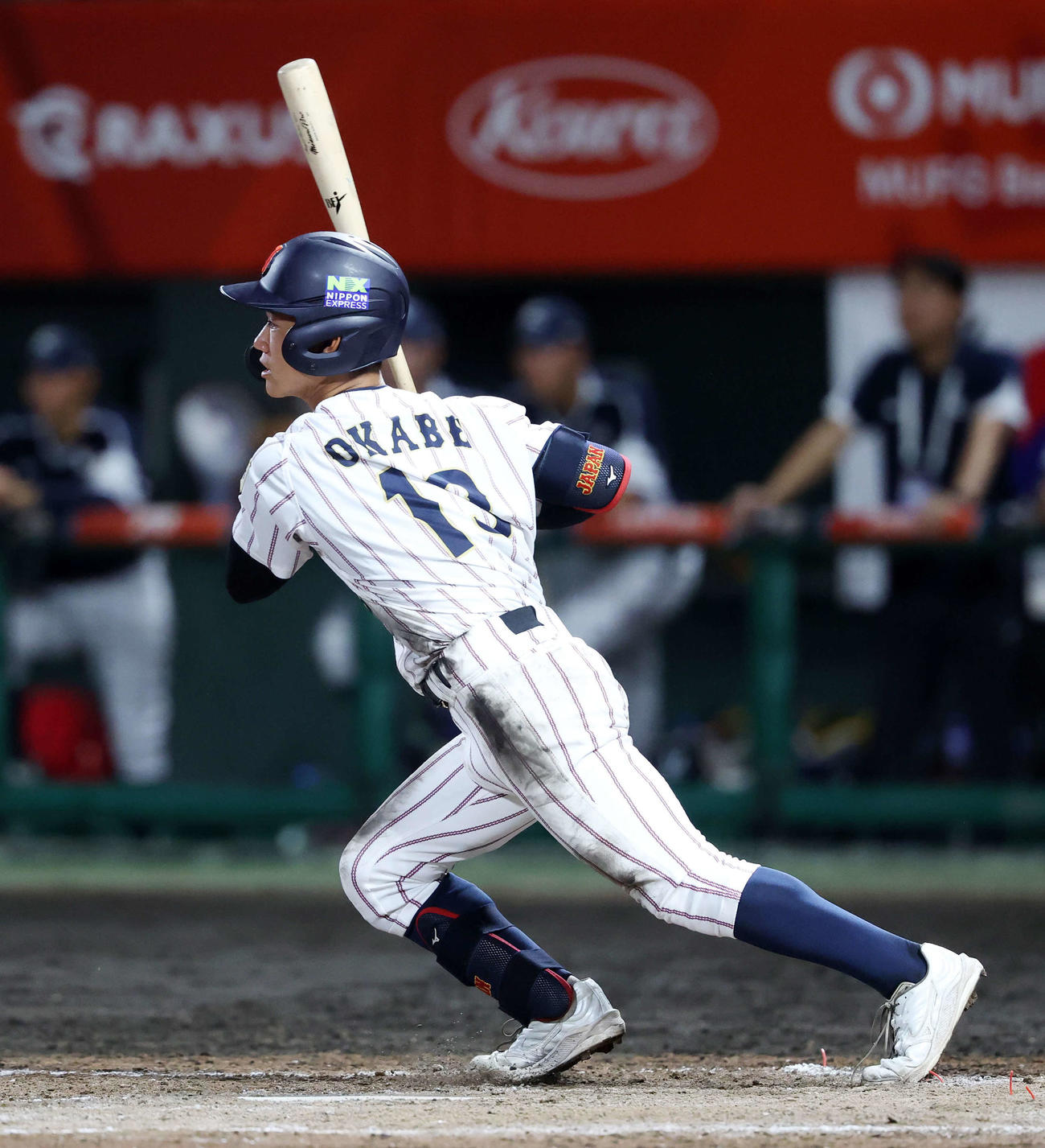 韓国対日本　2回裏日本2死三塁、岡部は右前適時打を放つ（撮影・鈴木正人）
