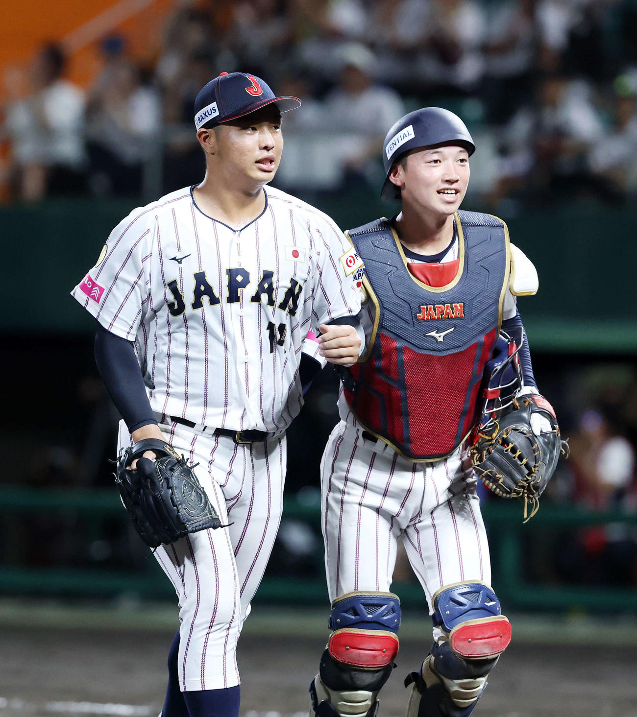 韓国対日本　3回表、韓国の攻撃を抑えベンチに引き揚げる日本・末吉（左）と横山（撮影・鈴木正人）