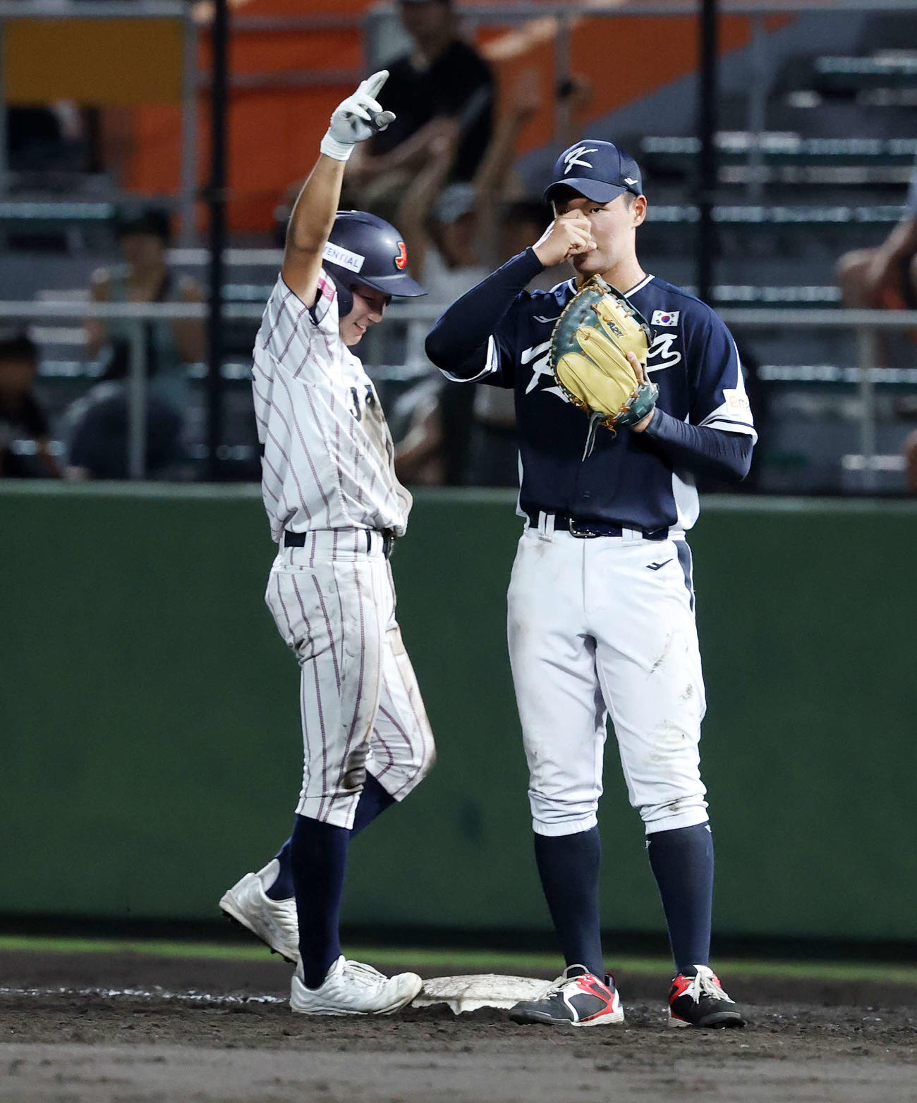 韓国対日本　3回裏日本2死一、二塁、高畑は左前適時打を放ちポーズを決める（撮影・鈴木正人）