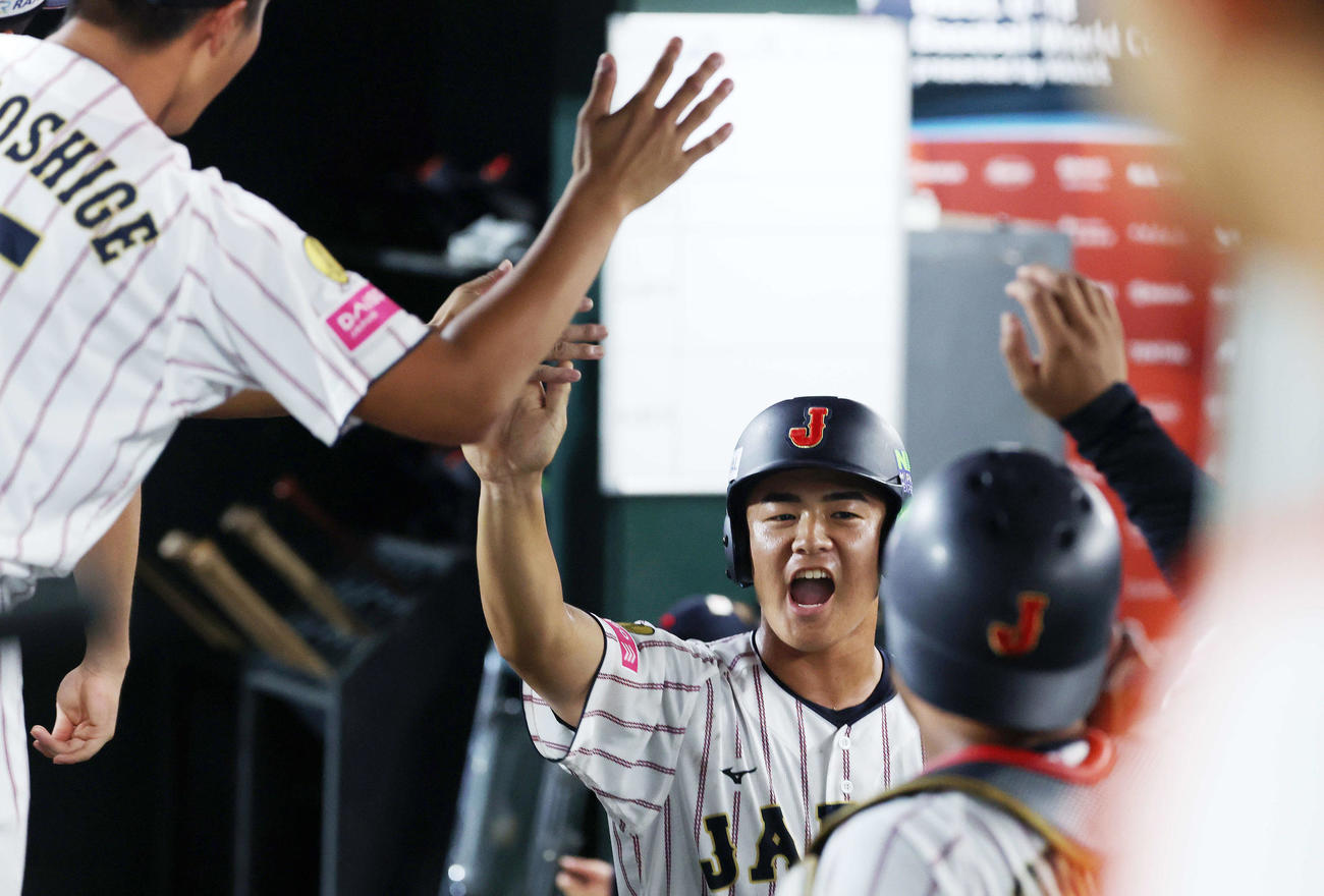 韓国対日本　3回裏日本2死一、二塁、高畑の左前適時打で生還した為永（中央）は雄たけびを上げる（撮影・鈴木正人）