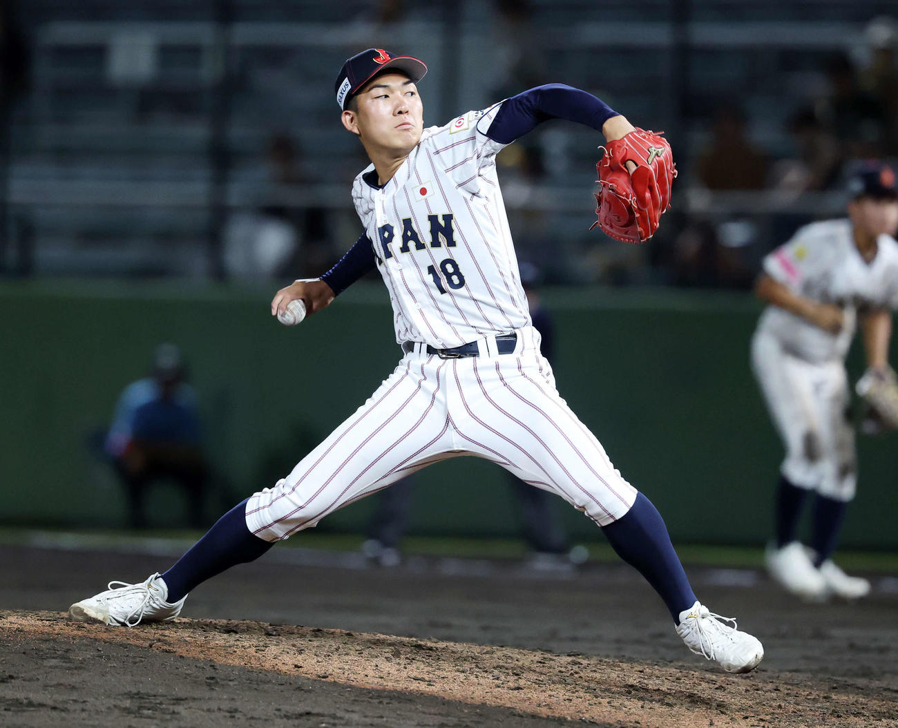 韓国対日本　力投する日本2番手の石垣（撮影・鈴木正人）
