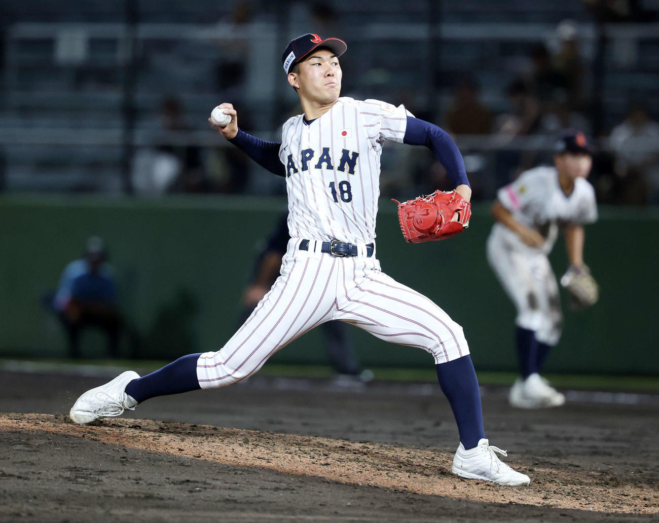 韓国対日本　力投する日本2番手の石垣（撮影・鈴木正人）
