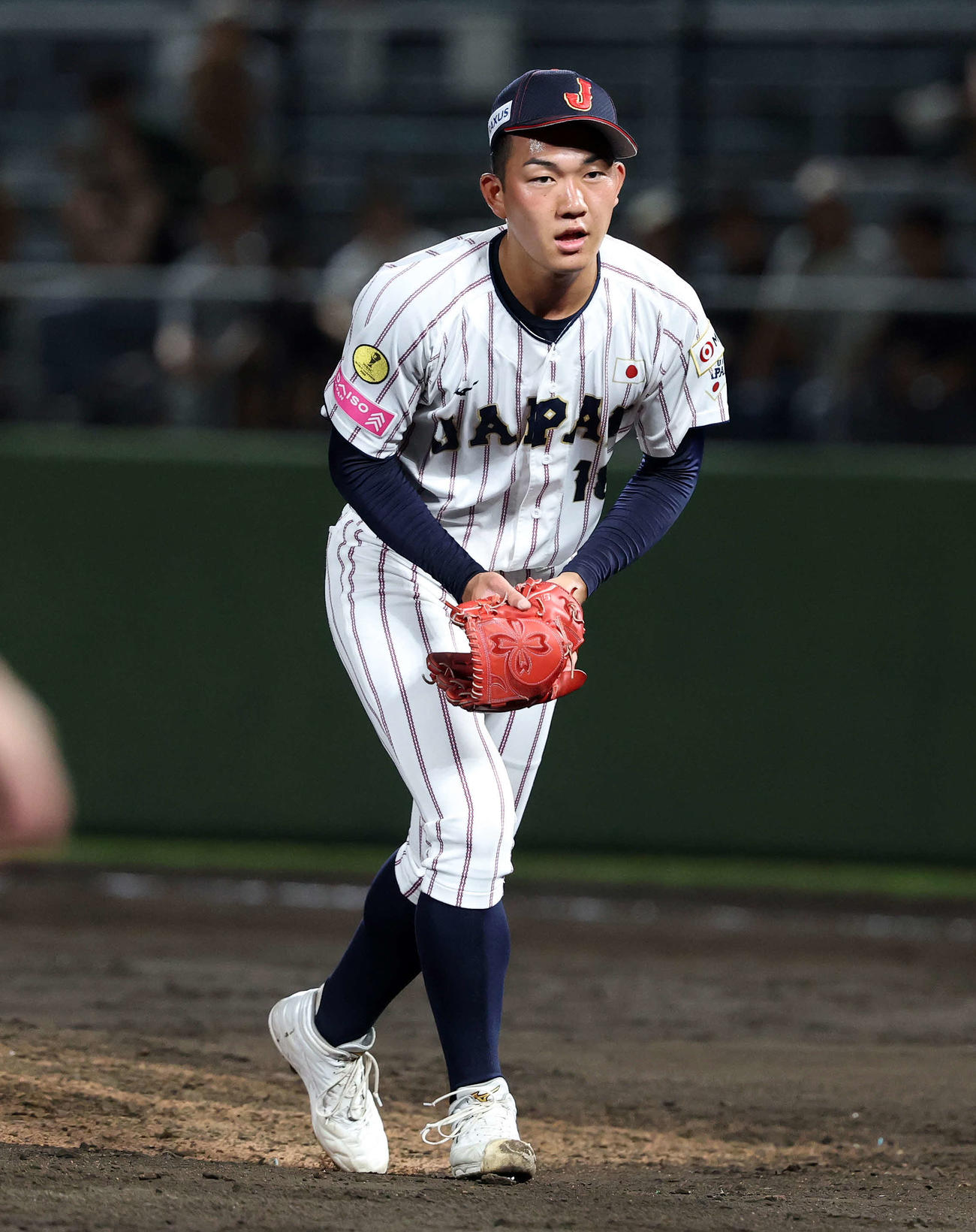 韓国対日本　5回表、韓国の攻撃を抑えベンチに引き揚げる日本・石垣（撮影・鈴木正人）