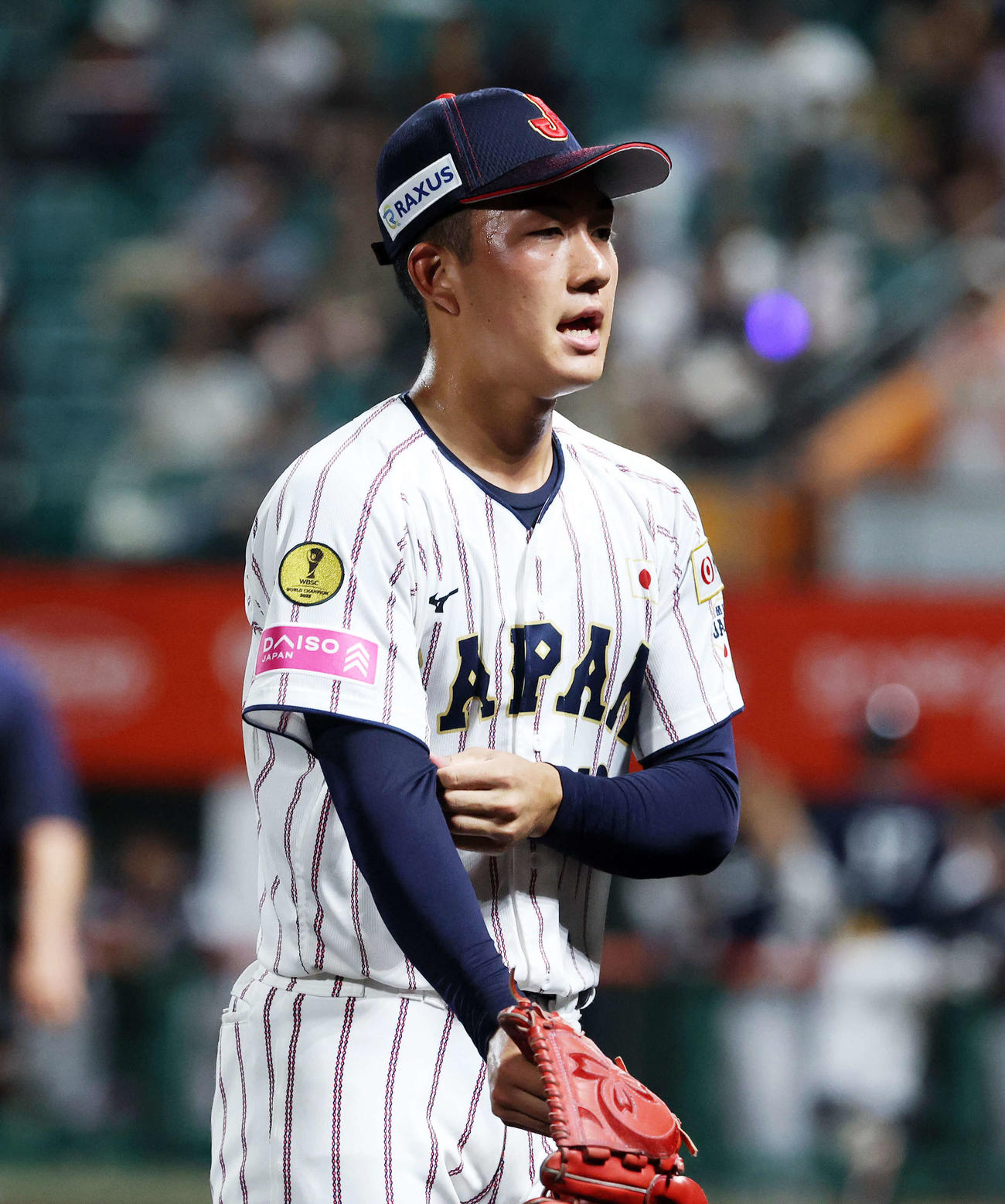 韓国対日本　5回表、韓国の攻撃を抑えベンチに引き揚げる日本・石垣（撮影・鈴木正人）