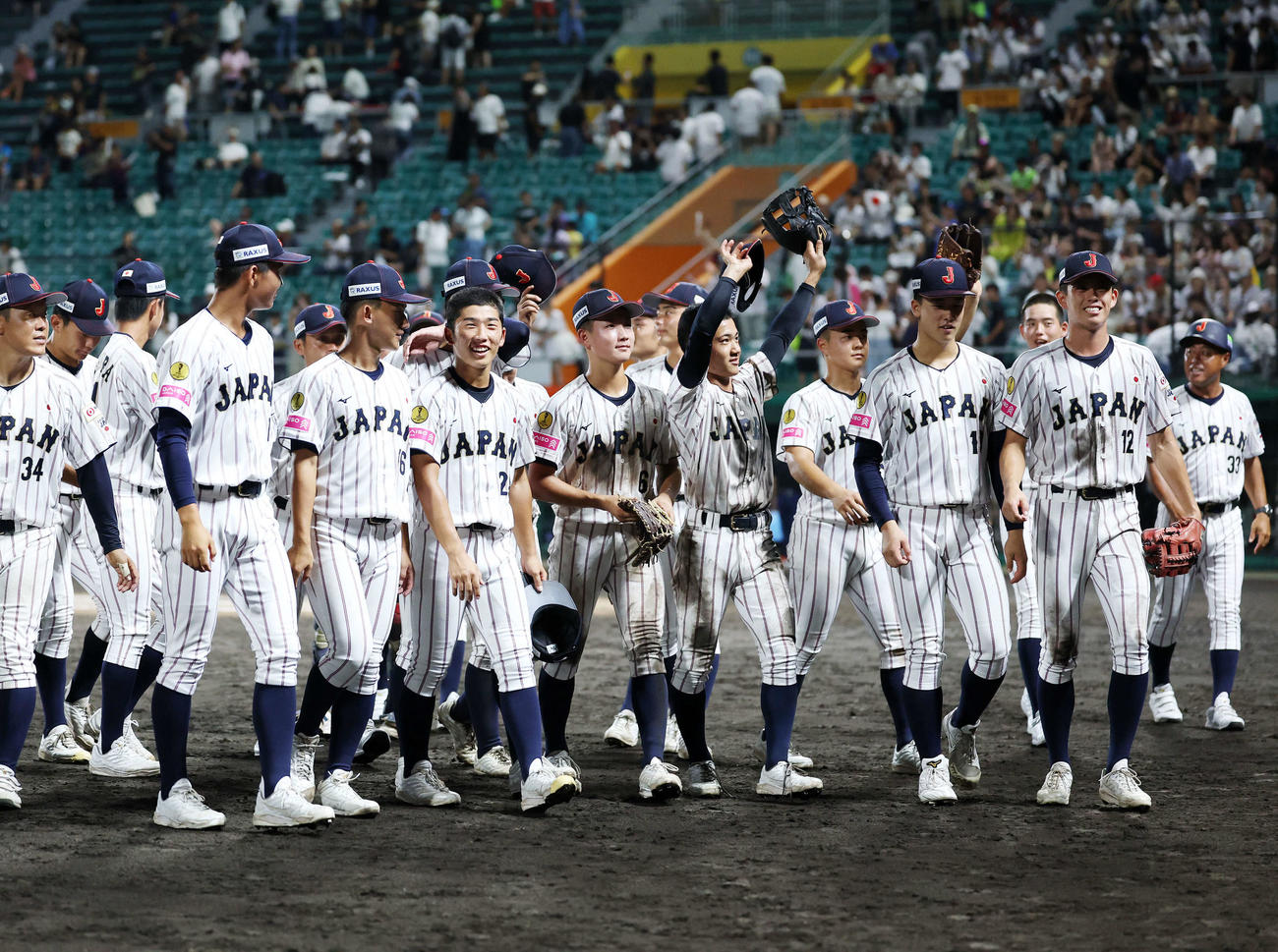 韓国対日本　勝利し引き揚げる日本の選手たち（撮影・鈴木正人）
