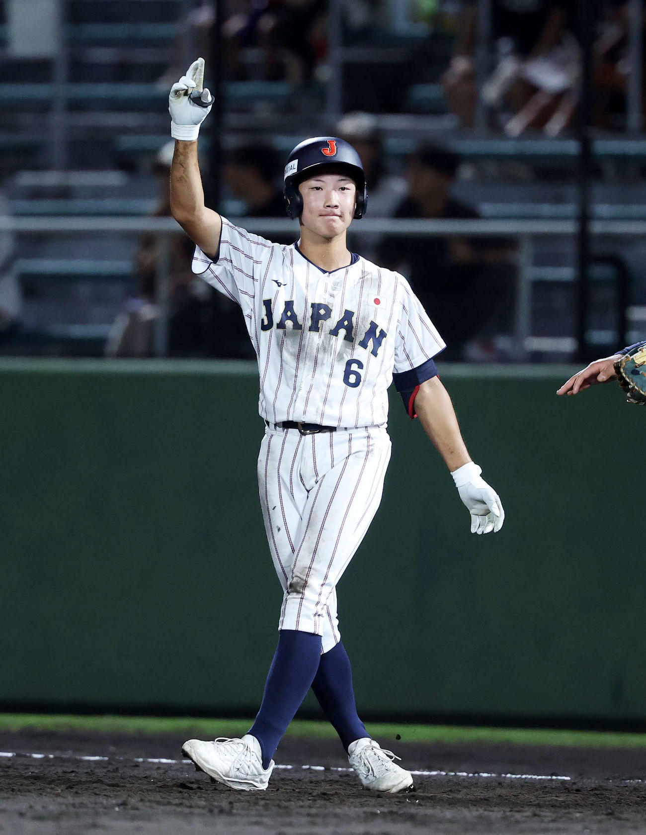 韓国対日本　2回裏日本1死、高畑は右前打を放ちポーズを決める（撮影・鈴木正人）