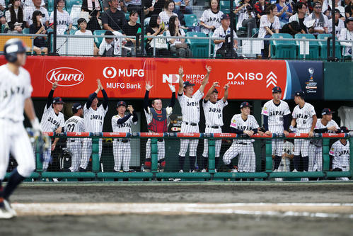 韓国対日本　1回裏日本2死三塁、阿部の適時内野安打を喜ぶ選手たち（撮影・鈴木正人）