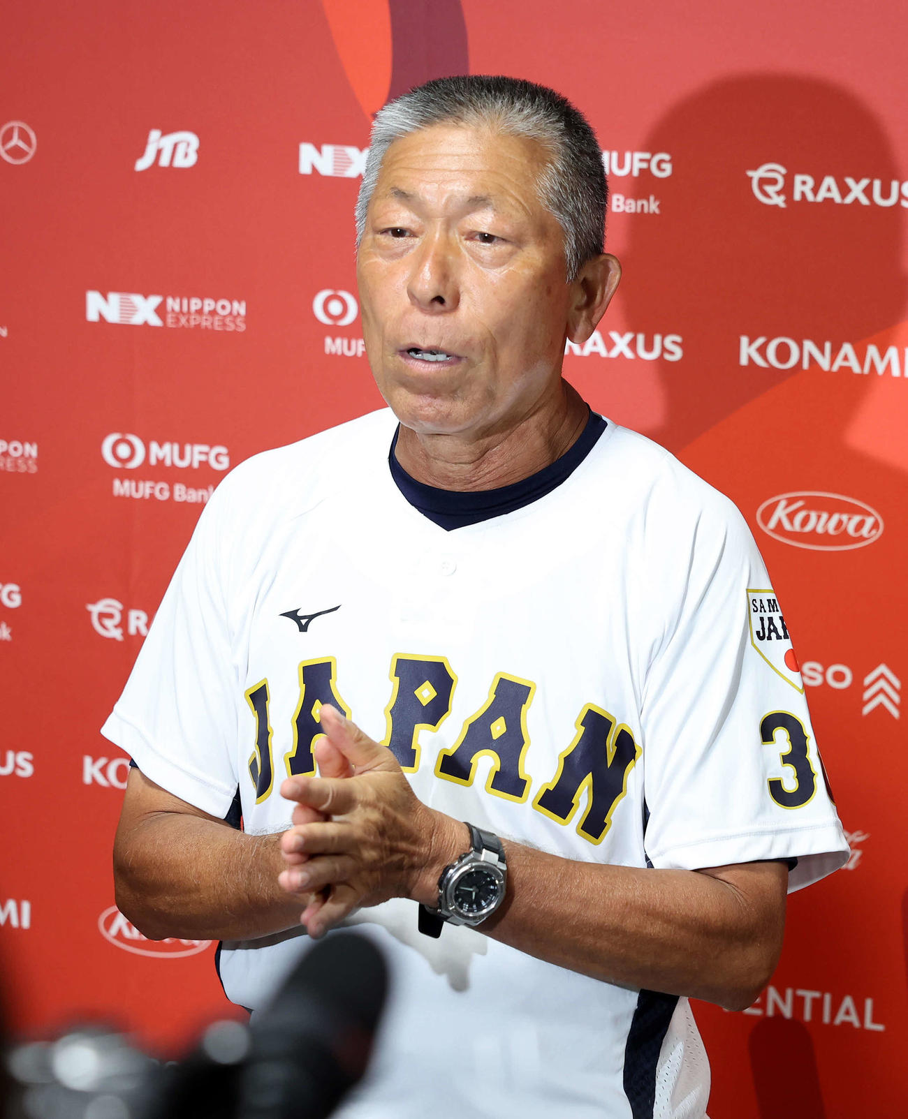 日本対キューバ　試合前、報道陣の質問に答える日本・小倉監督（撮影・鈴木正人）