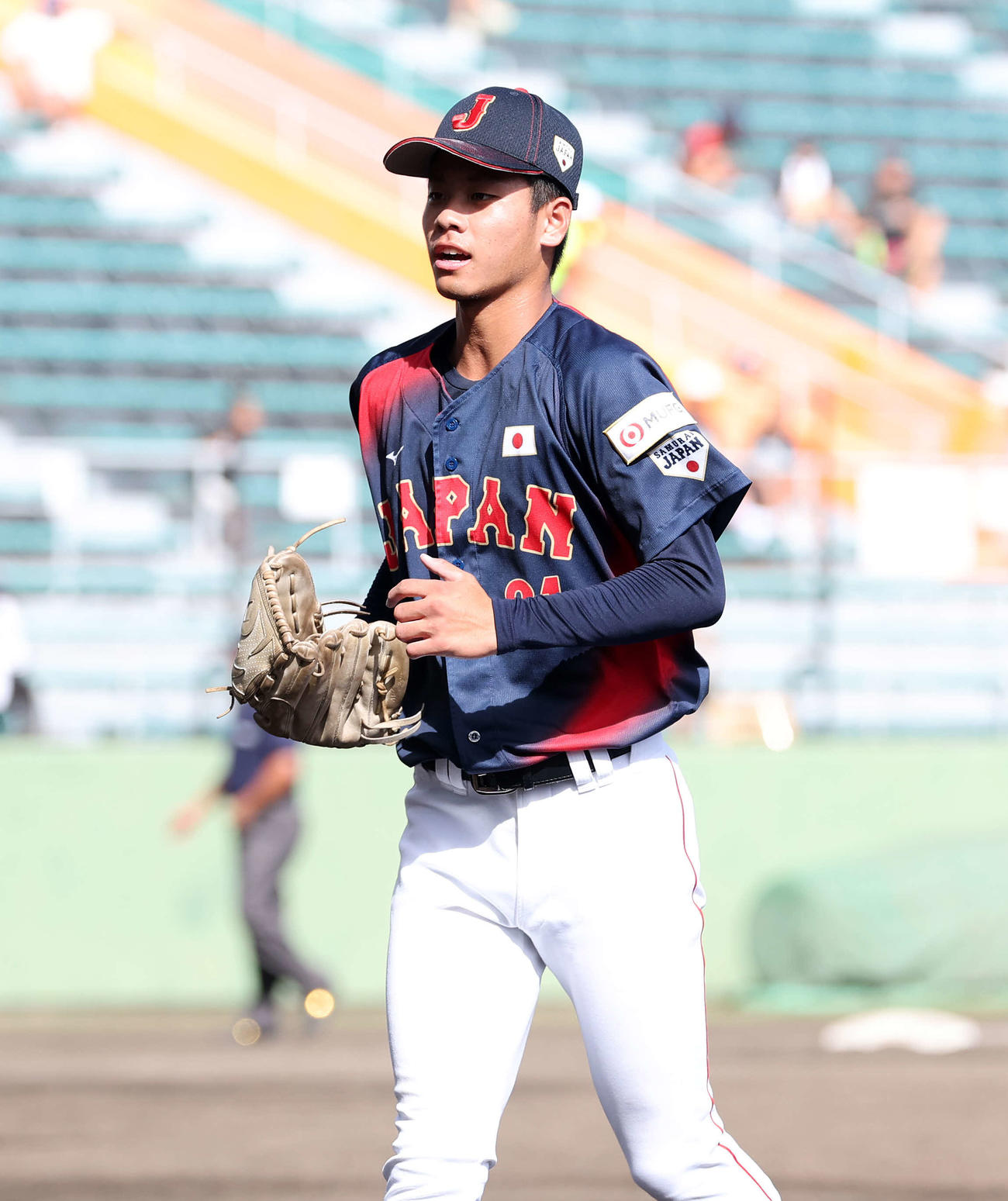 日本対キューバ　5回裏、キューバの攻撃を抑えベンチに引き揚げる日本・西村（撮影・鈴木正人）