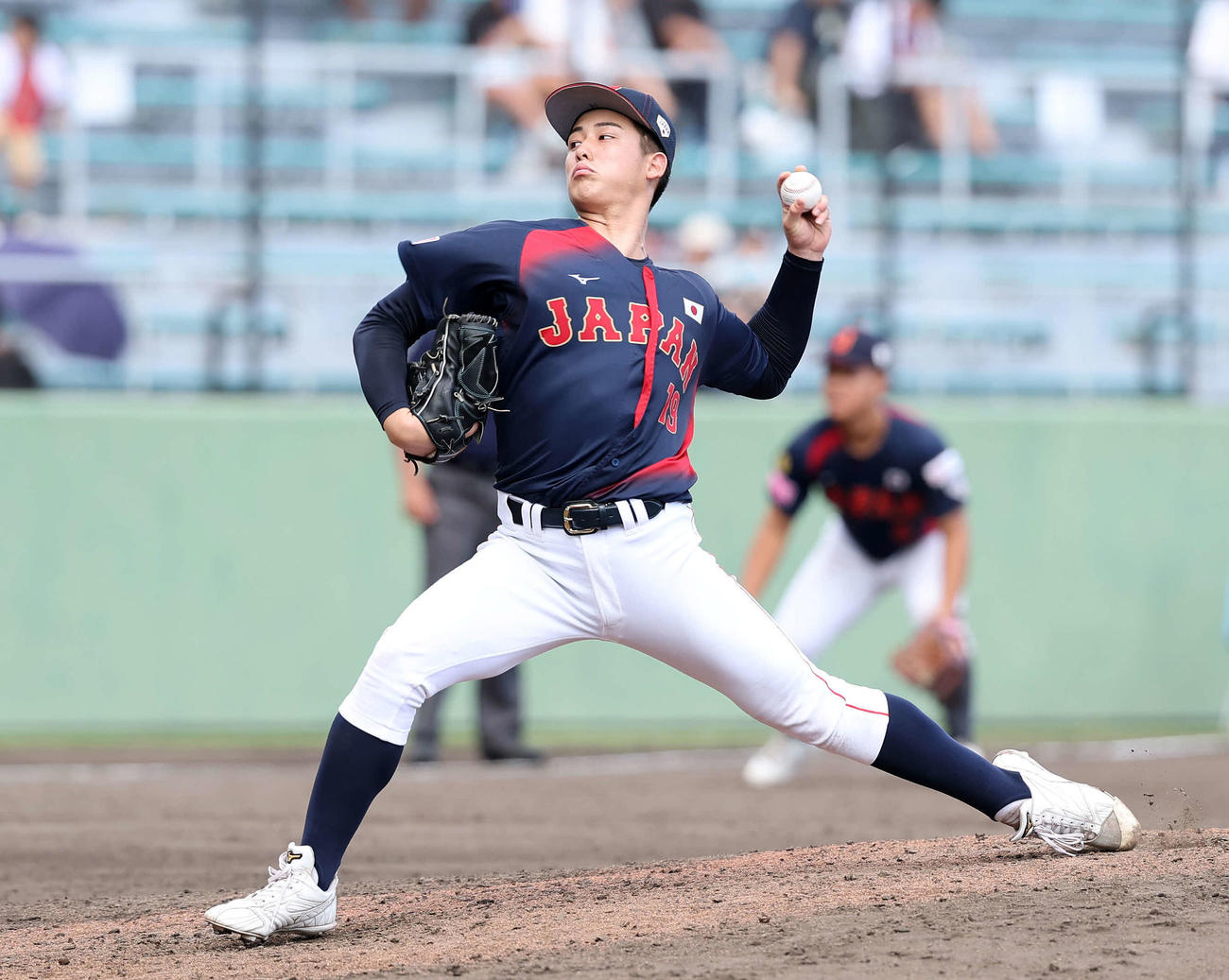 日本対キューバ　力投する日本3番手の奥村頼（撮影・鈴木正人）
