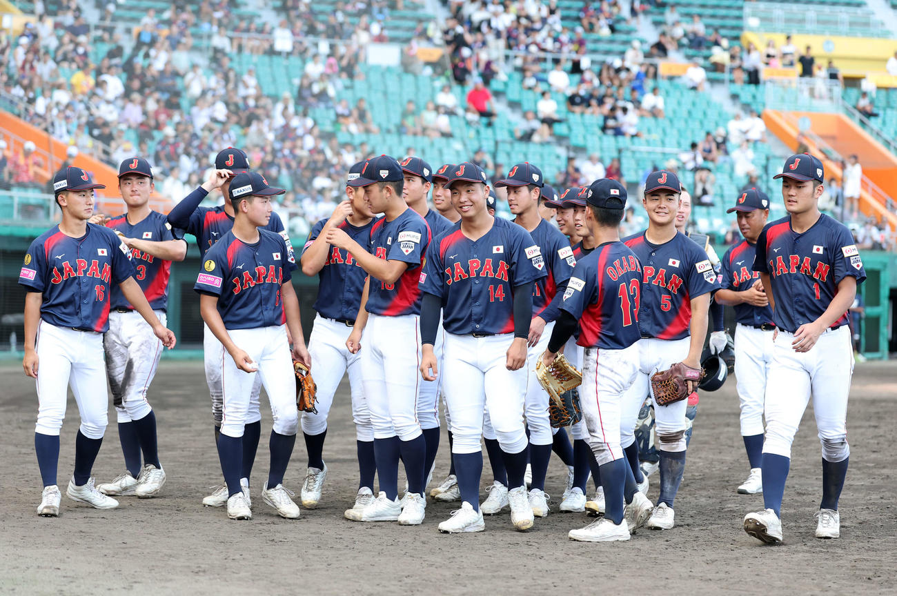 日本対キューバ　勝利し引き揚げる日本の選手たち（撮影・鈴木正人）