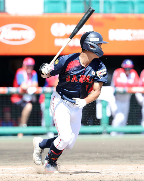 日本対キューバ　3回表日本無死一塁、阿部は内野安打を放つ（撮影・鈴木正人）