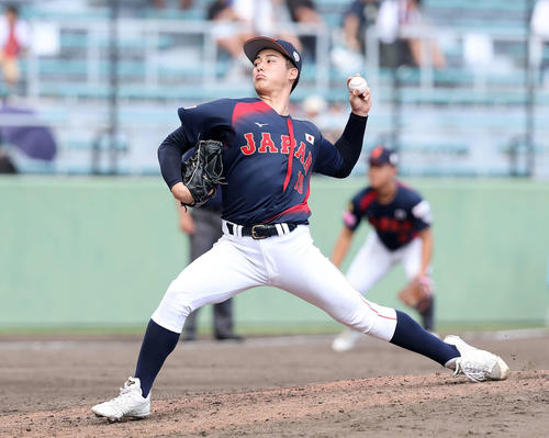 日本対キューバ　力投する日本3番手の奥村頼（撮影・鈴木正人）