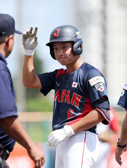 日本対キューバ　2回表日本無死、高畑は中前打を放ちポーズを決める（撮影・鈴木正人）