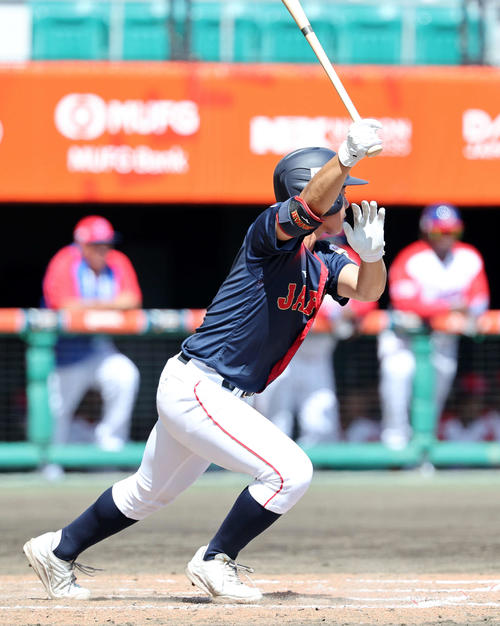 日本対キューバ　3回表日本無死一塁、阿部は内野安打を放つ（撮影・鈴木正人）