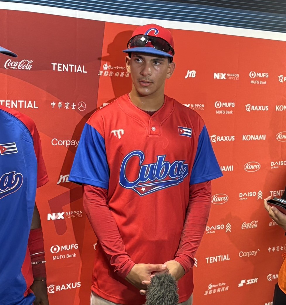 キューバ対イタリア　勝利したキューバのセペダが取材を受ける（撮影・林亮佑）