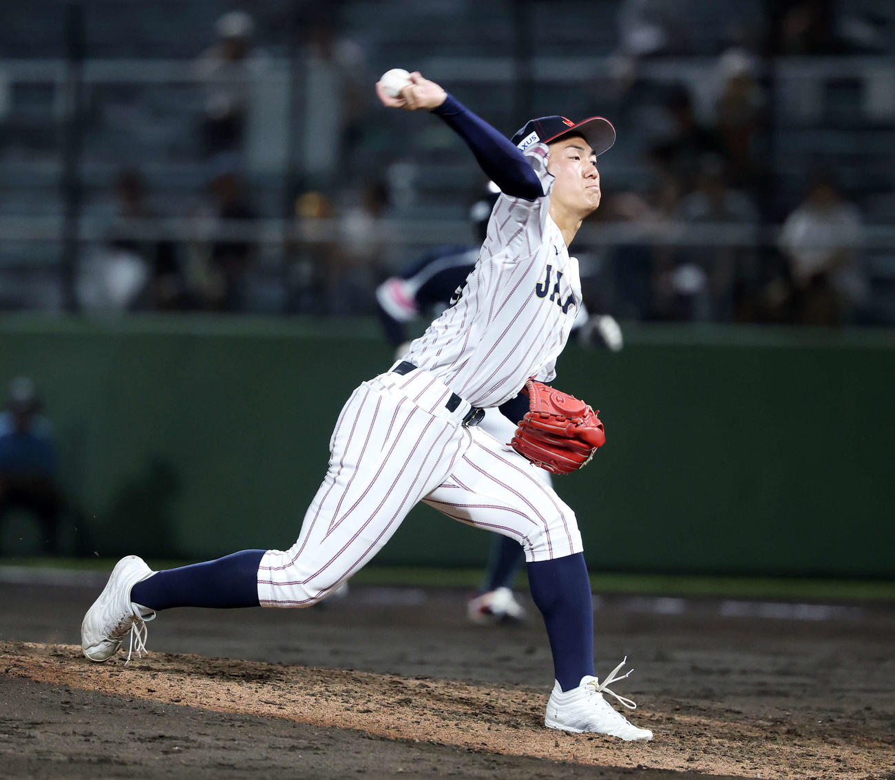 韓国対日本　力投する日本2番手の石垣（撮影・鈴木正人）