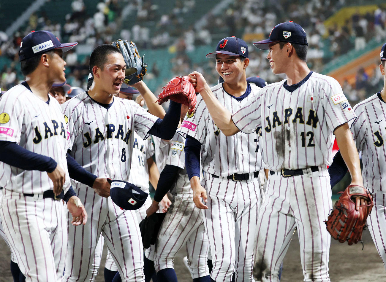 韓国対日本　勝利し選手たちに迎えられる日本・石垣（左から2人目）（撮影・鈴木正人）