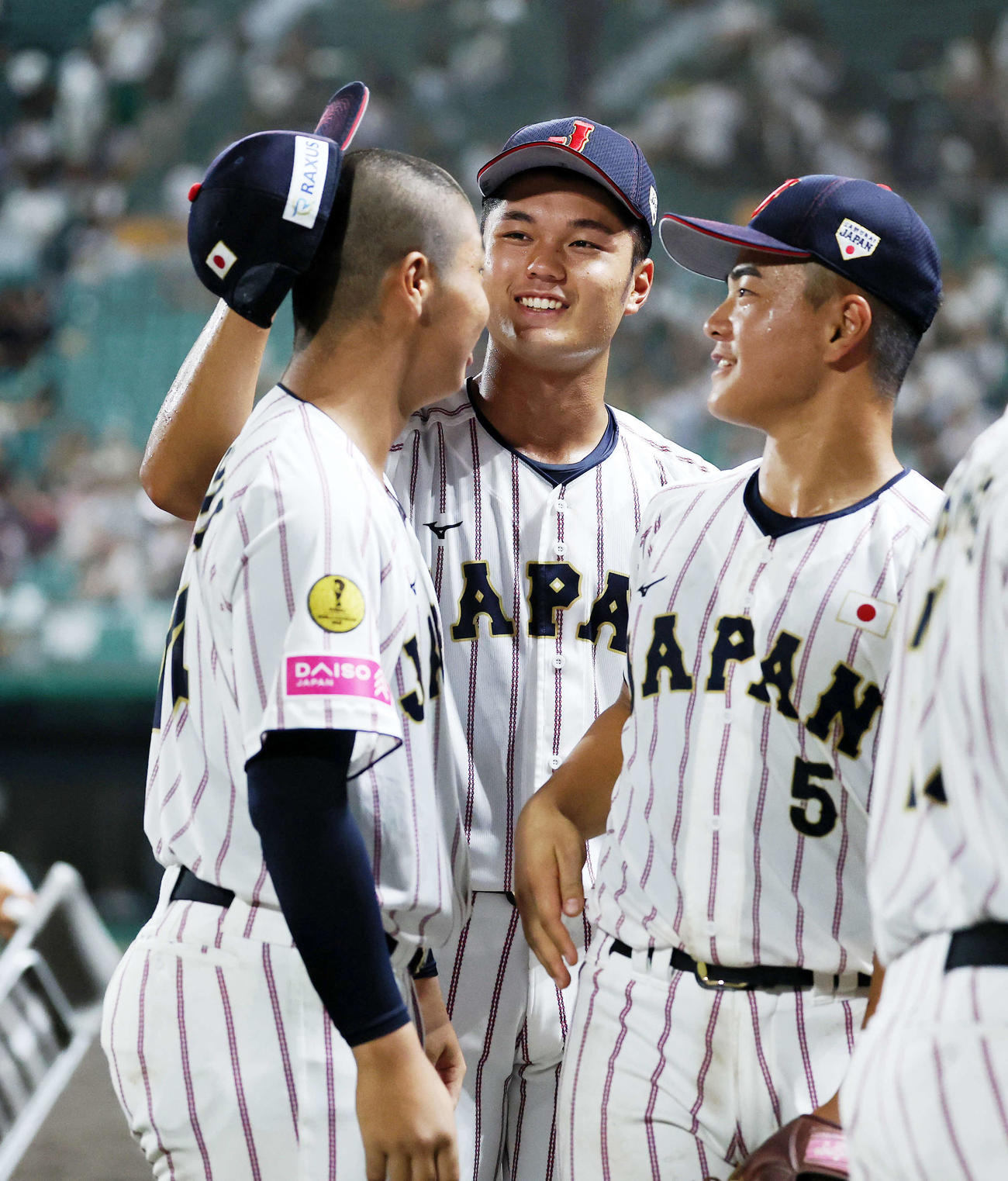 韓国対日本　勝利し喜び合う、左から日本・末吉、阿部、為永（撮影・鈴木正人）
