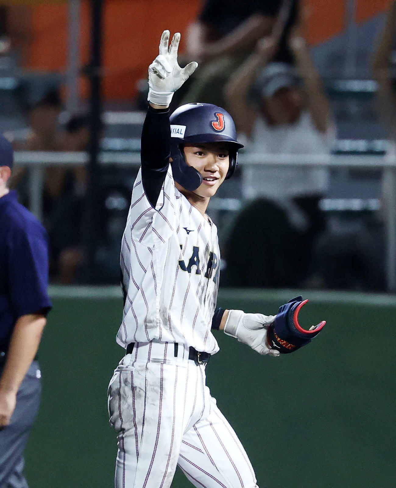 韓国対日本　2回裏日本2死三塁、岡部は右前適時打を放ちシーサーポーズ（撮影・鈴木正人）