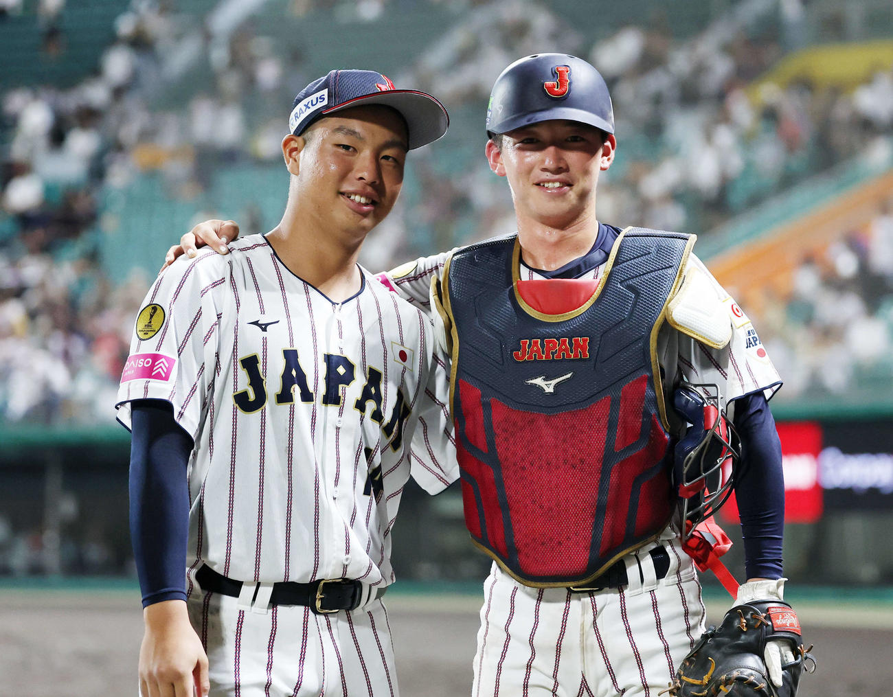 韓国対日本　笑顔で写真に納まる日本・末吉（左）と横山（撮影・鈴木正人）