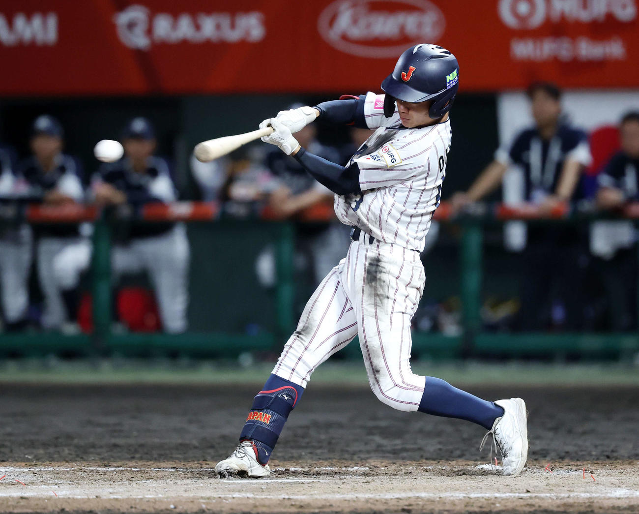 韓国対日本　2回裏日本2死三塁、岡部は右前適時打を放つ（撮影・鈴木正人）