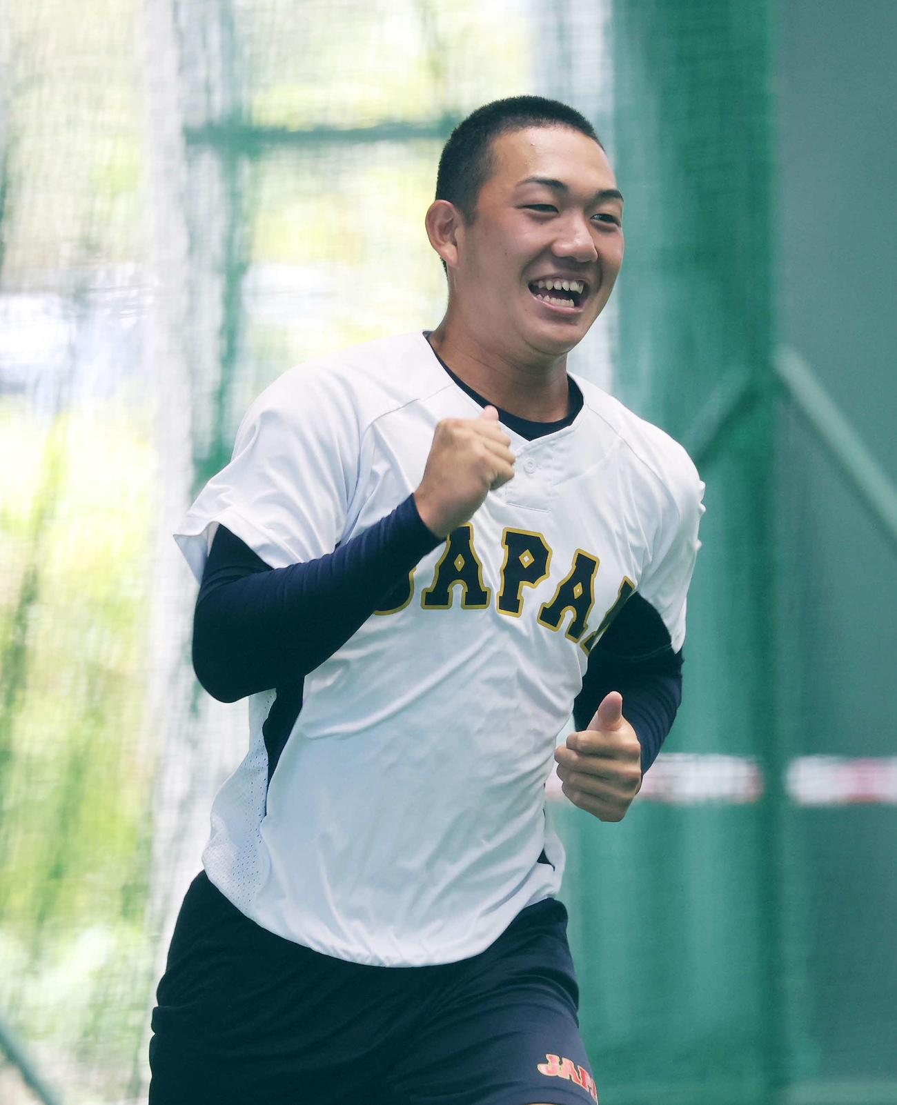 日本対キューバ　練習前、笑顔を見せる日本・石垣（撮影・鈴木正人）