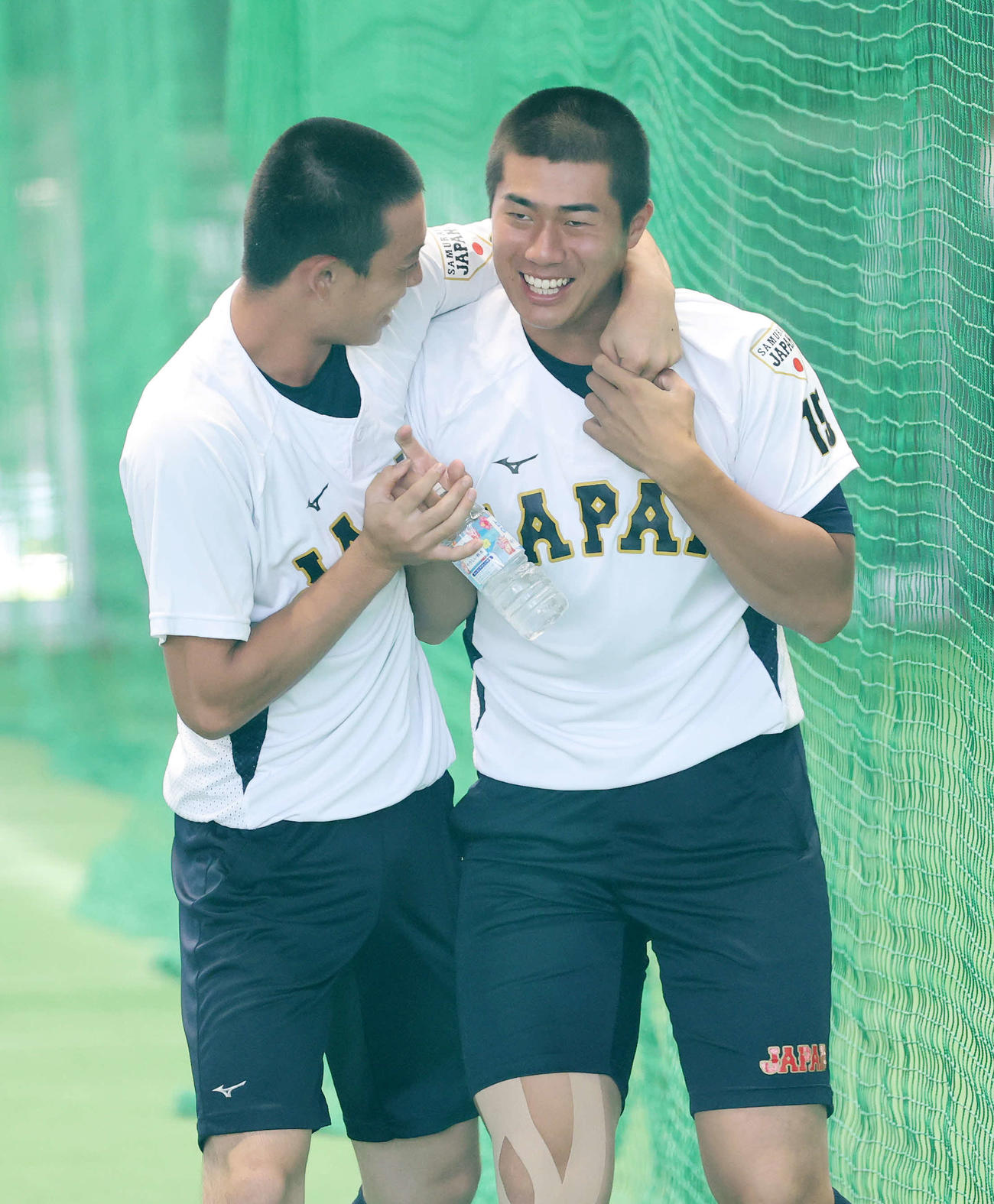 日本対キューバ　練習前、笑顔を見せる日本・下重（右）（撮影・鈴木正人）