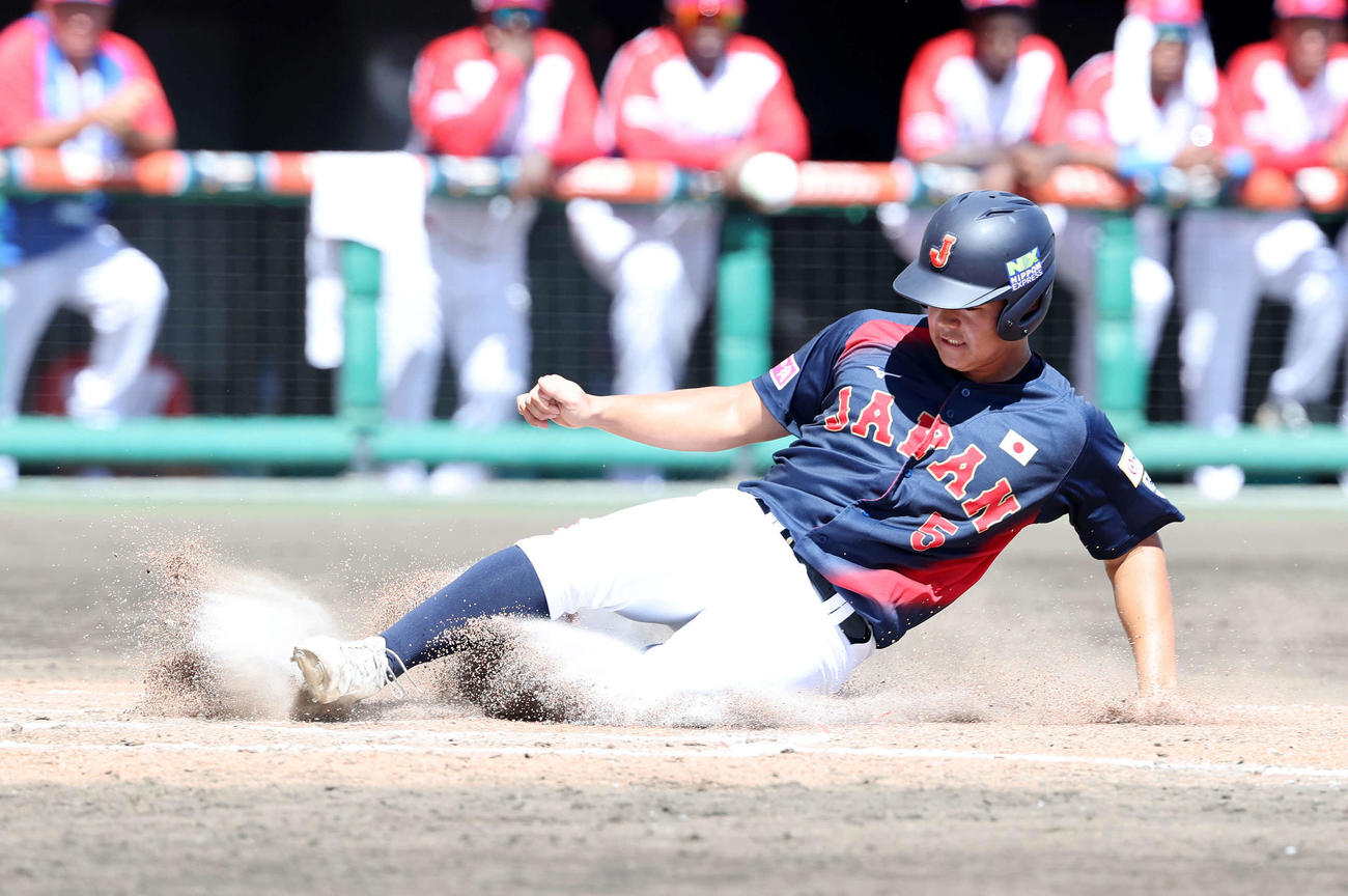 日本対キューバ　3回表日本無死一塁、阿部の内野安打と失策で一塁走者の為永が生還（撮影・鈴木正人）