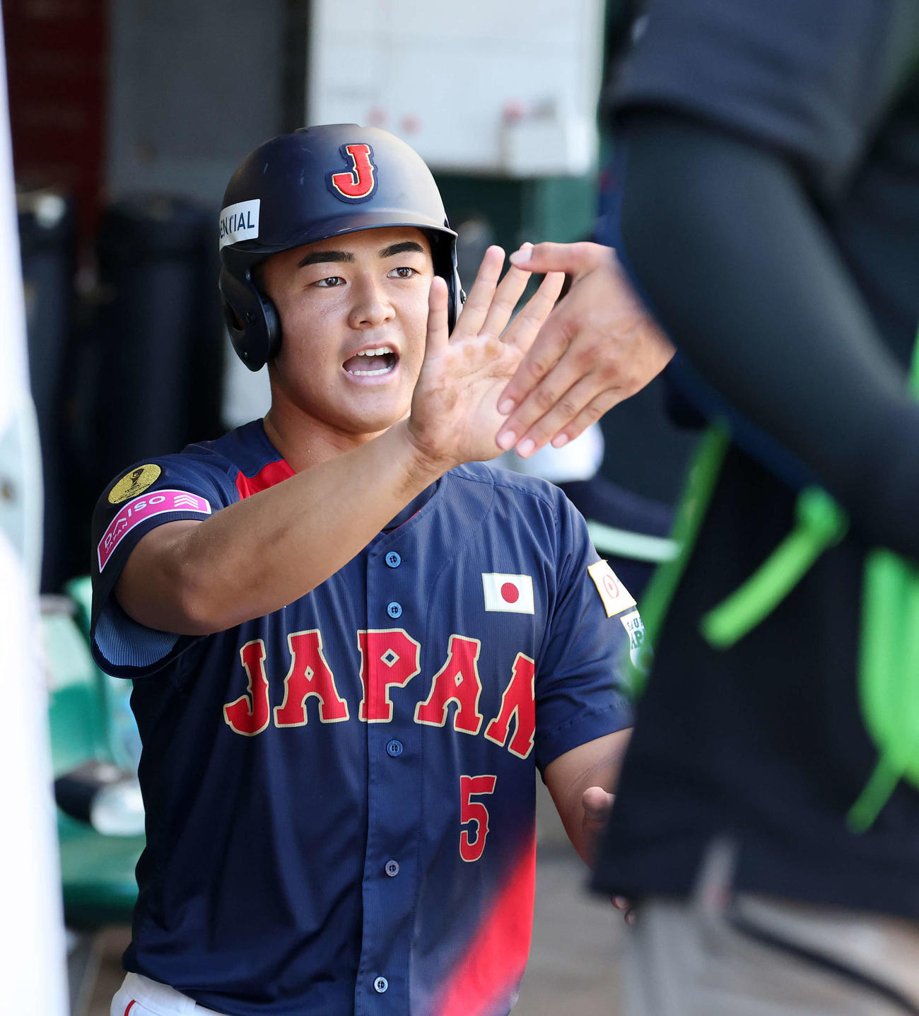 日本対キューバ　3回表日本無死一塁、阿部の内野安打と失策で一塁走者の為永が生還しベンチ内で喜ぶ（撮影・鈴木正人）