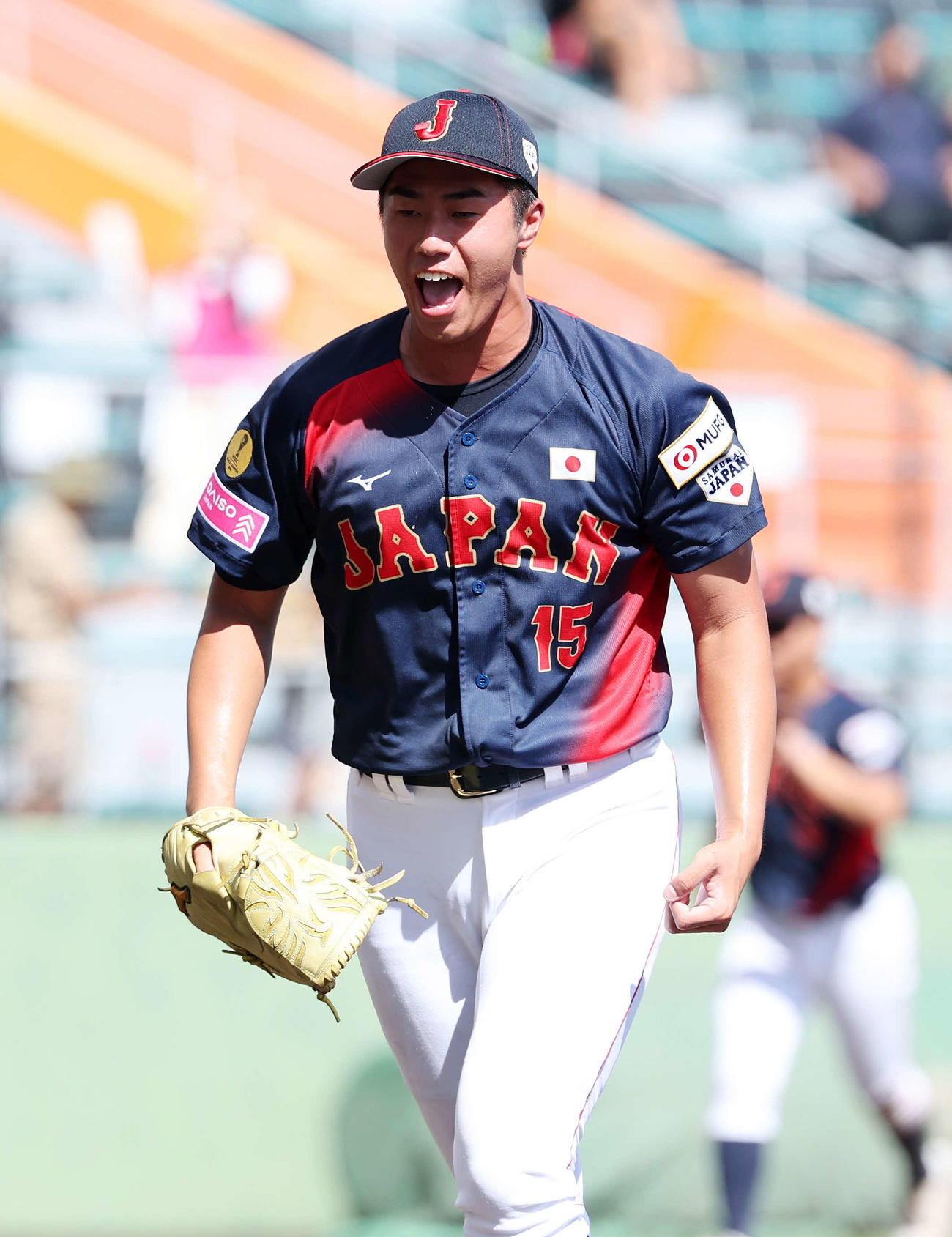 日本対キューバ　3回裏、キューバの攻撃を抑え雄たけびを上げる日本・下重（撮影・鈴木正人）