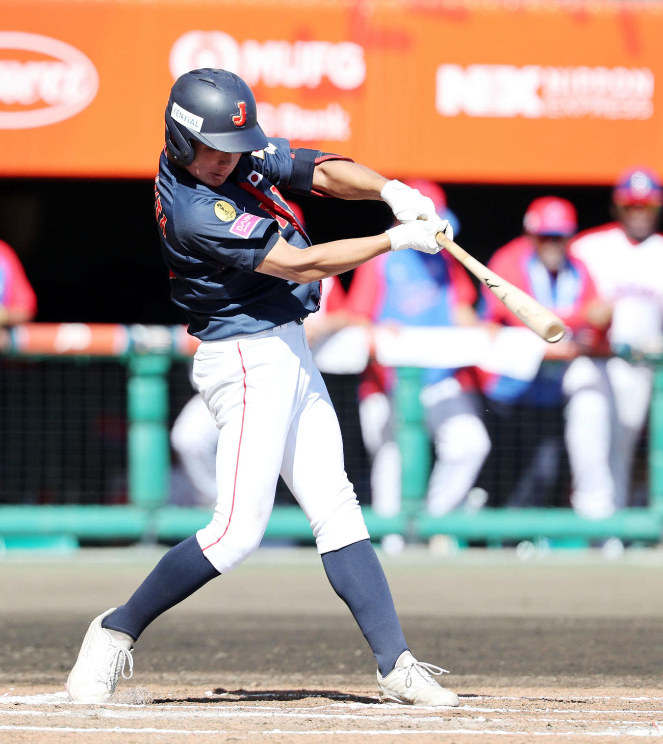 日本対キューバ　5回表日本1死一塁、高畑は右前打を放つ（撮影・鈴木正人）